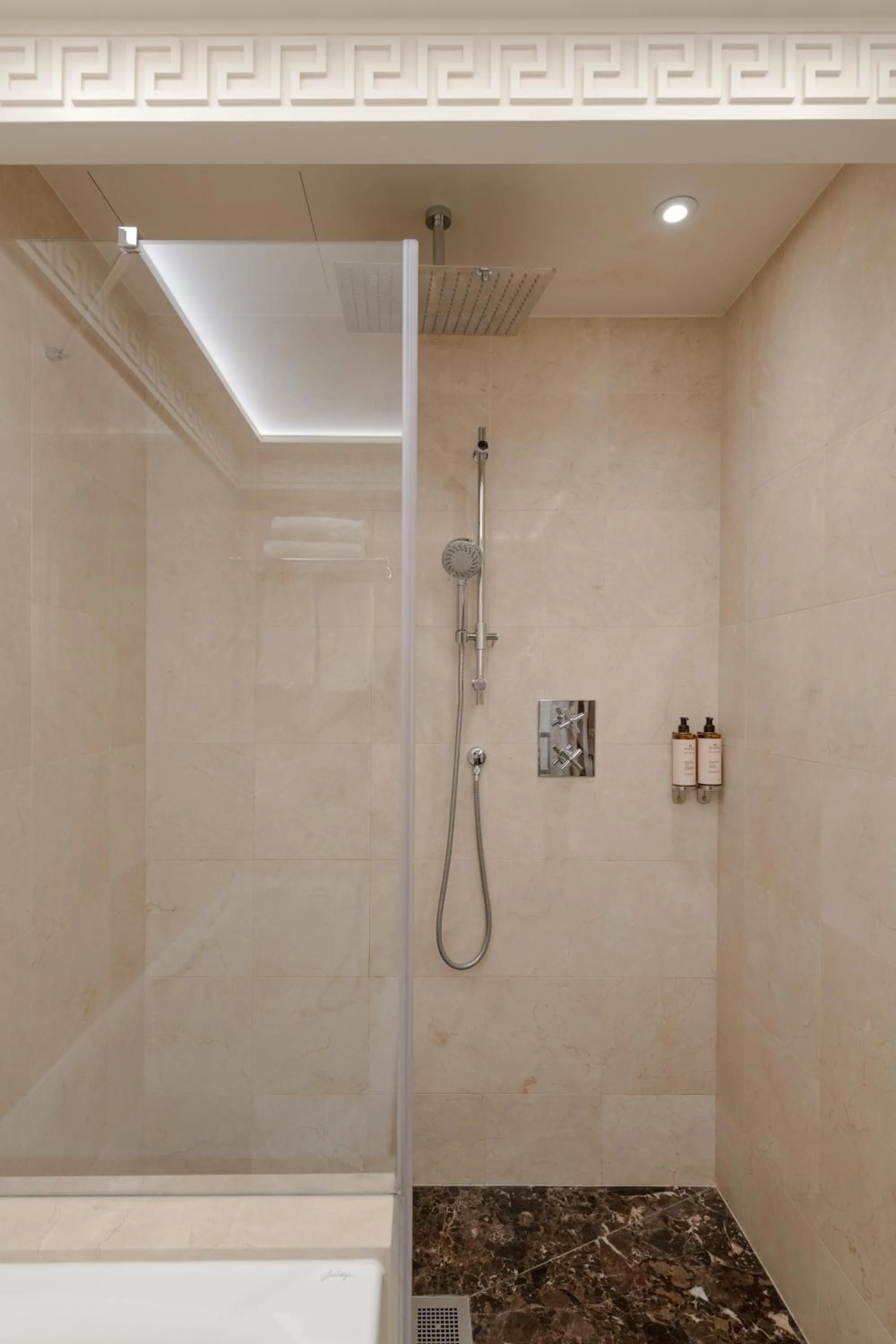 Shower in Hôtel Napoleon Paris