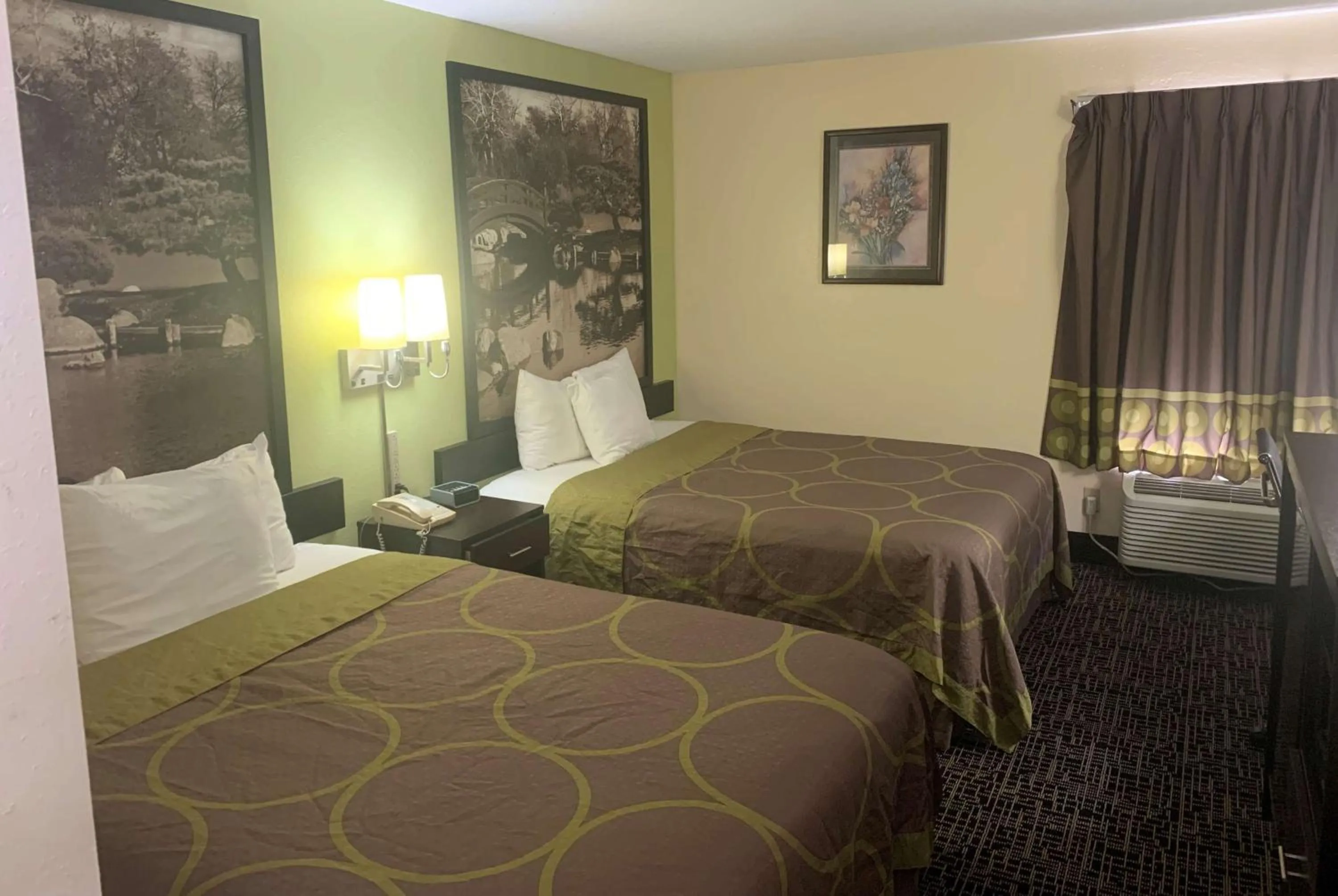 Photo of the whole room, Bed in Super 8 by Wyndham Galesburg