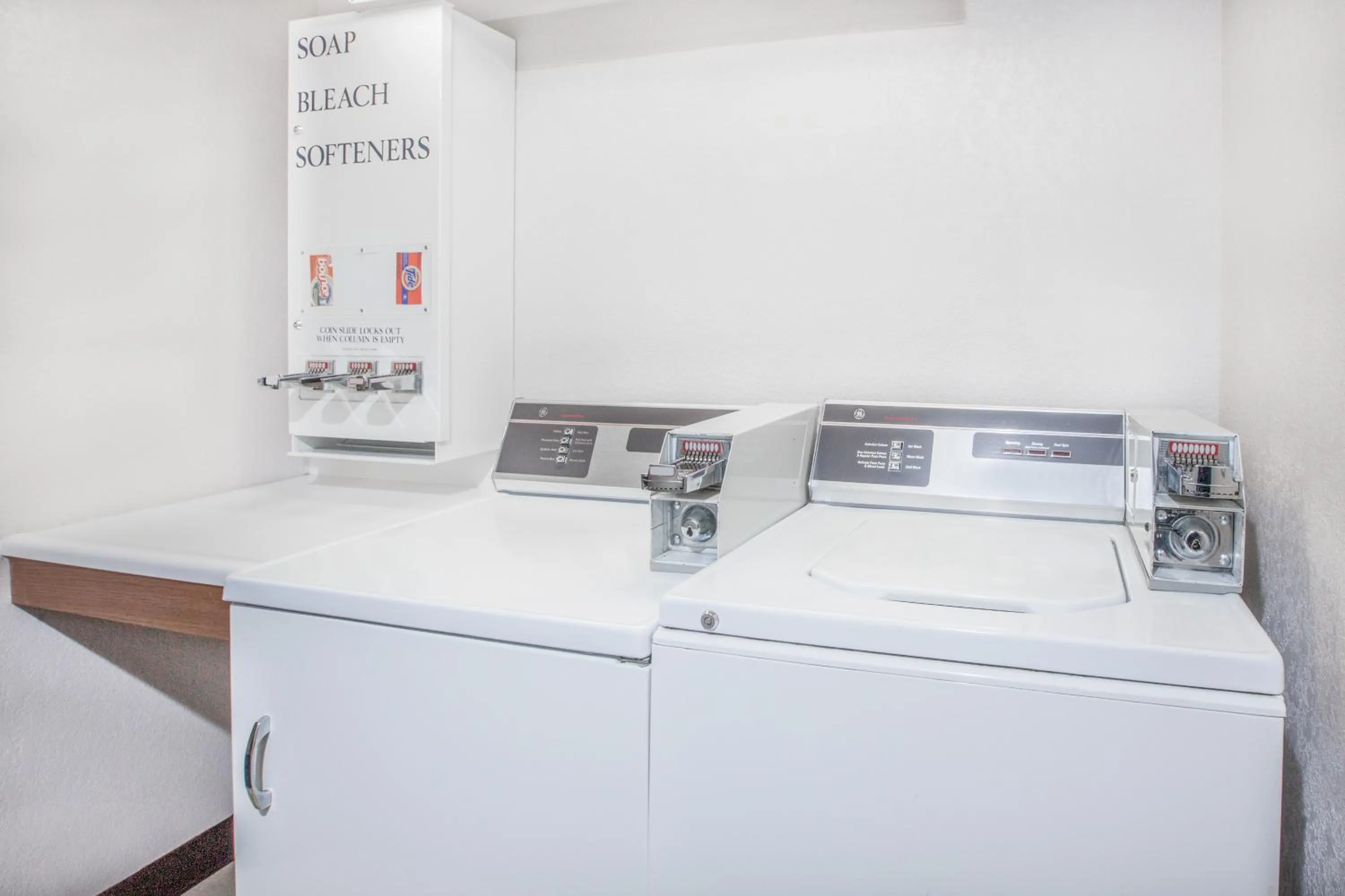 washing machine in Super 8 by Wyndham Houghton Lake