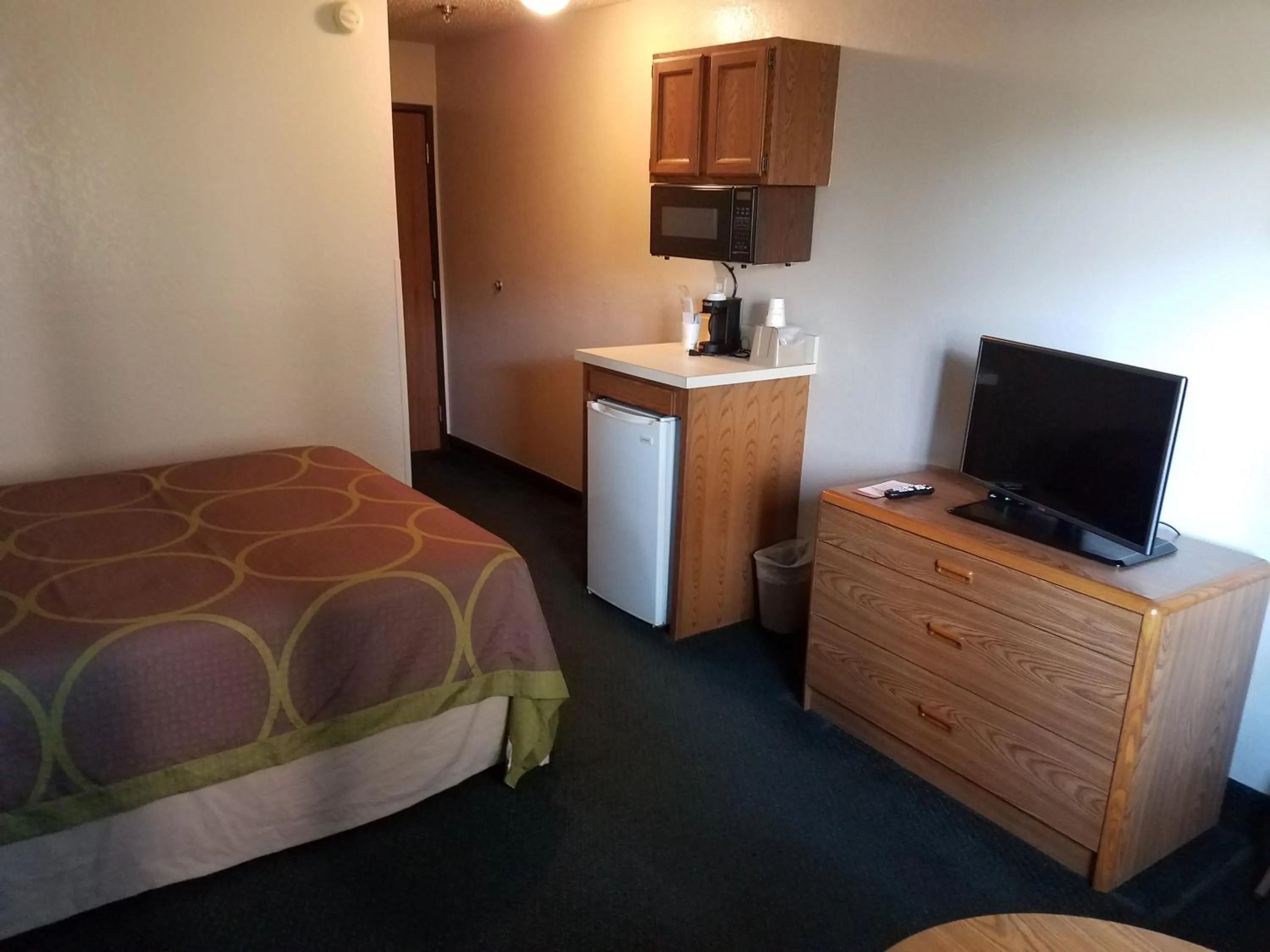 Photo of the whole room, Bed in Super 8 by Wyndham Houghton Lake