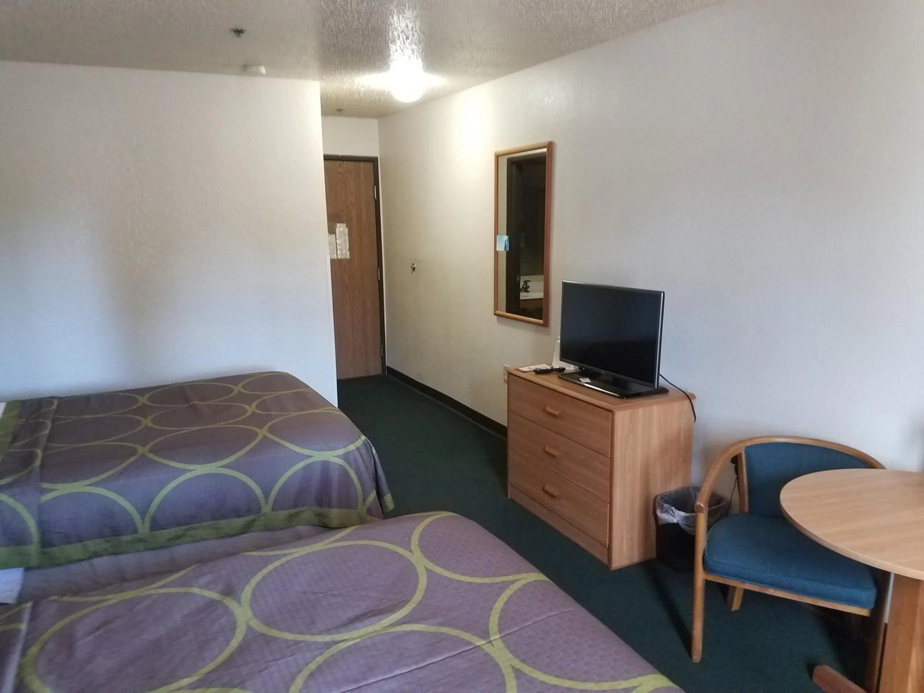 Photo of the whole room, Bed in Super 8 by Wyndham Houghton Lake