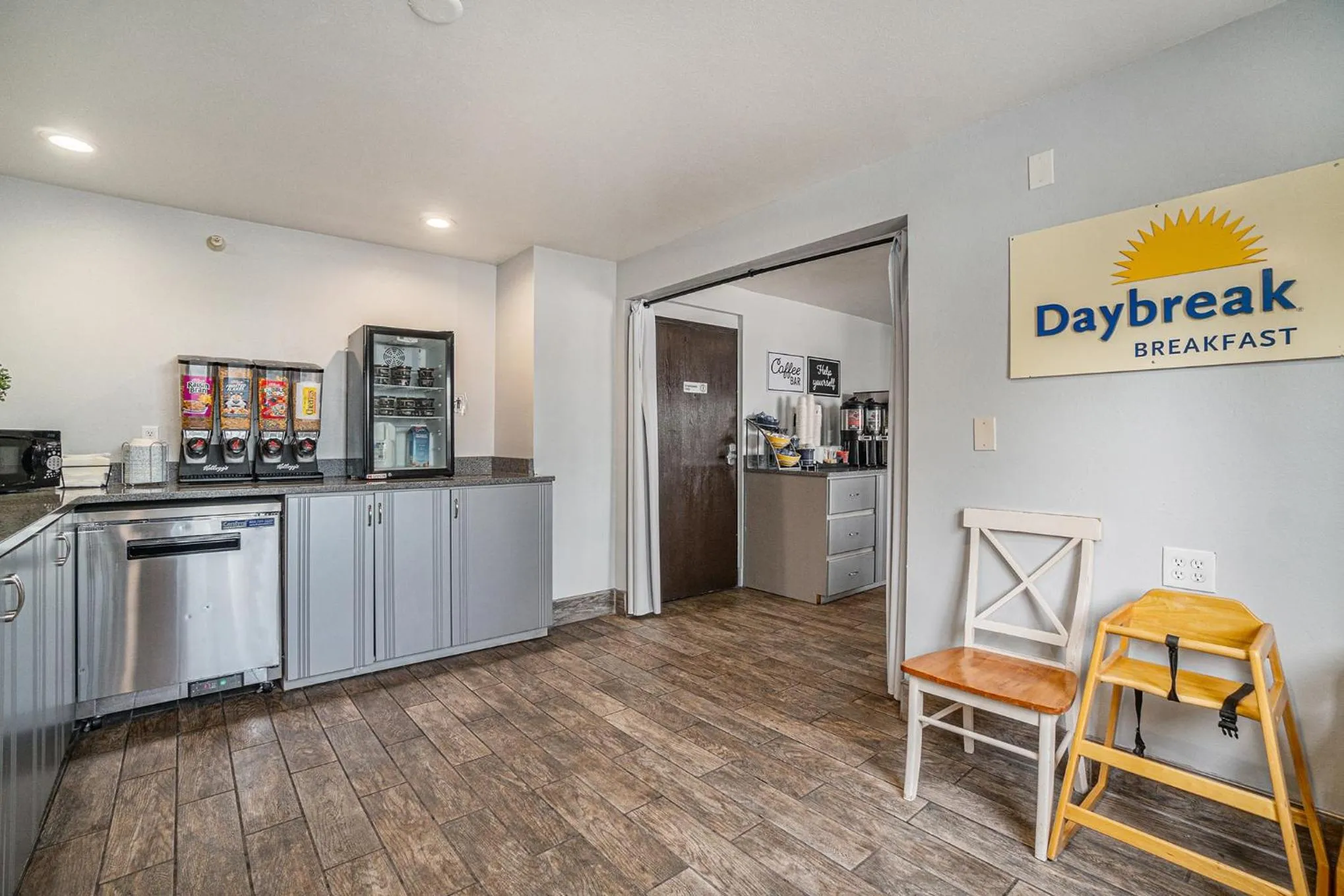 Breakfast in Days Inn & Suites by Wyndham Traverse City