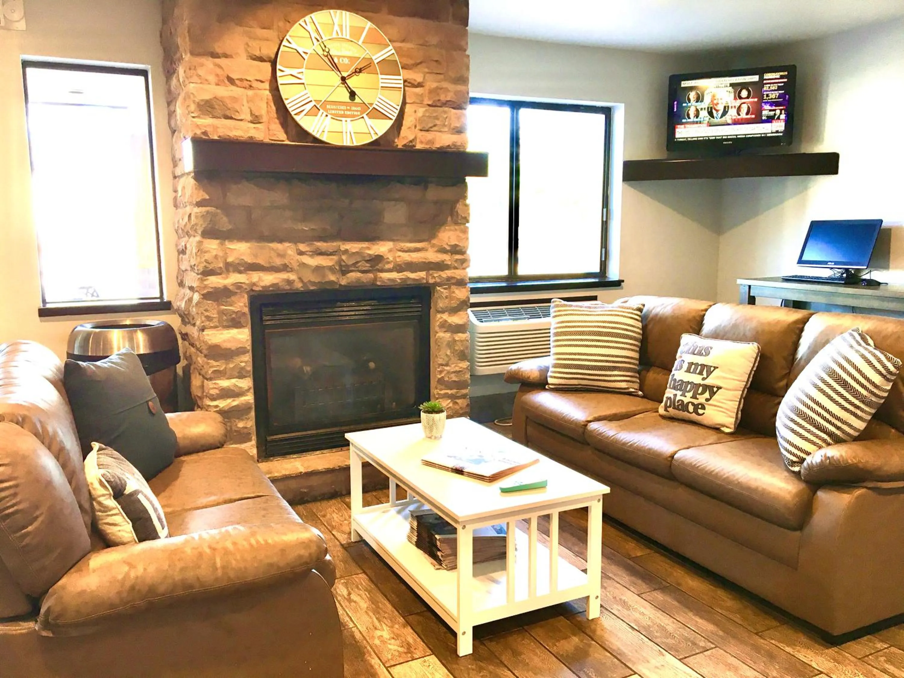 Communal lounge/ TV room in Days Inn & Suites by Wyndham Traverse City