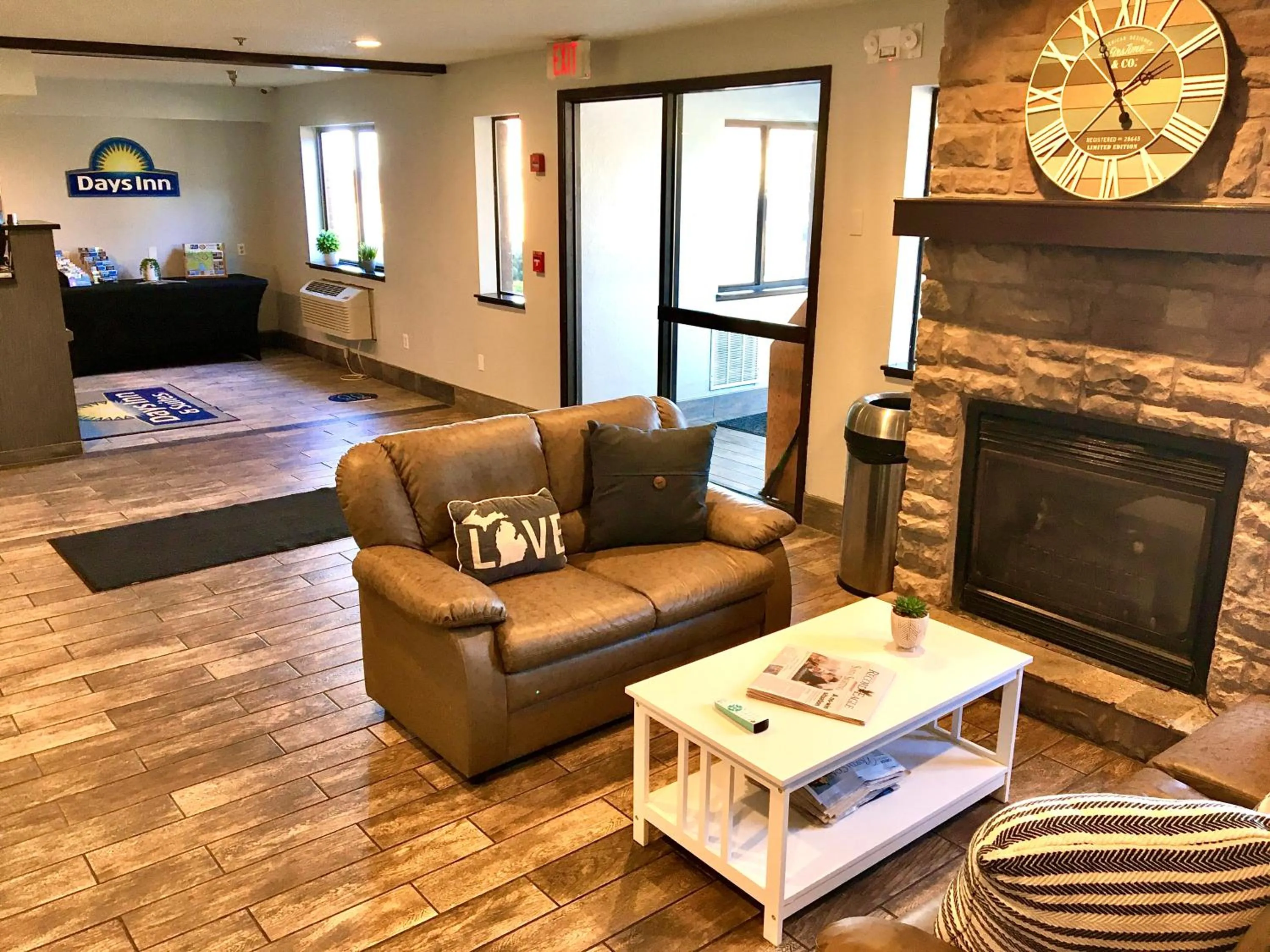 Communal lounge/ TV room in Days Inn & Suites by Wyndham Traverse City