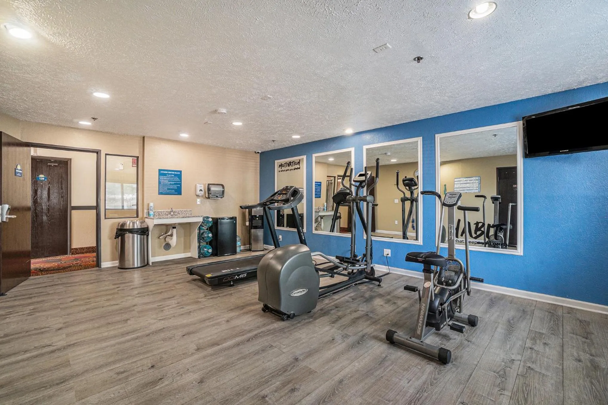 Fitness centre/facilities in Days Inn & Suites by Wyndham Traverse City