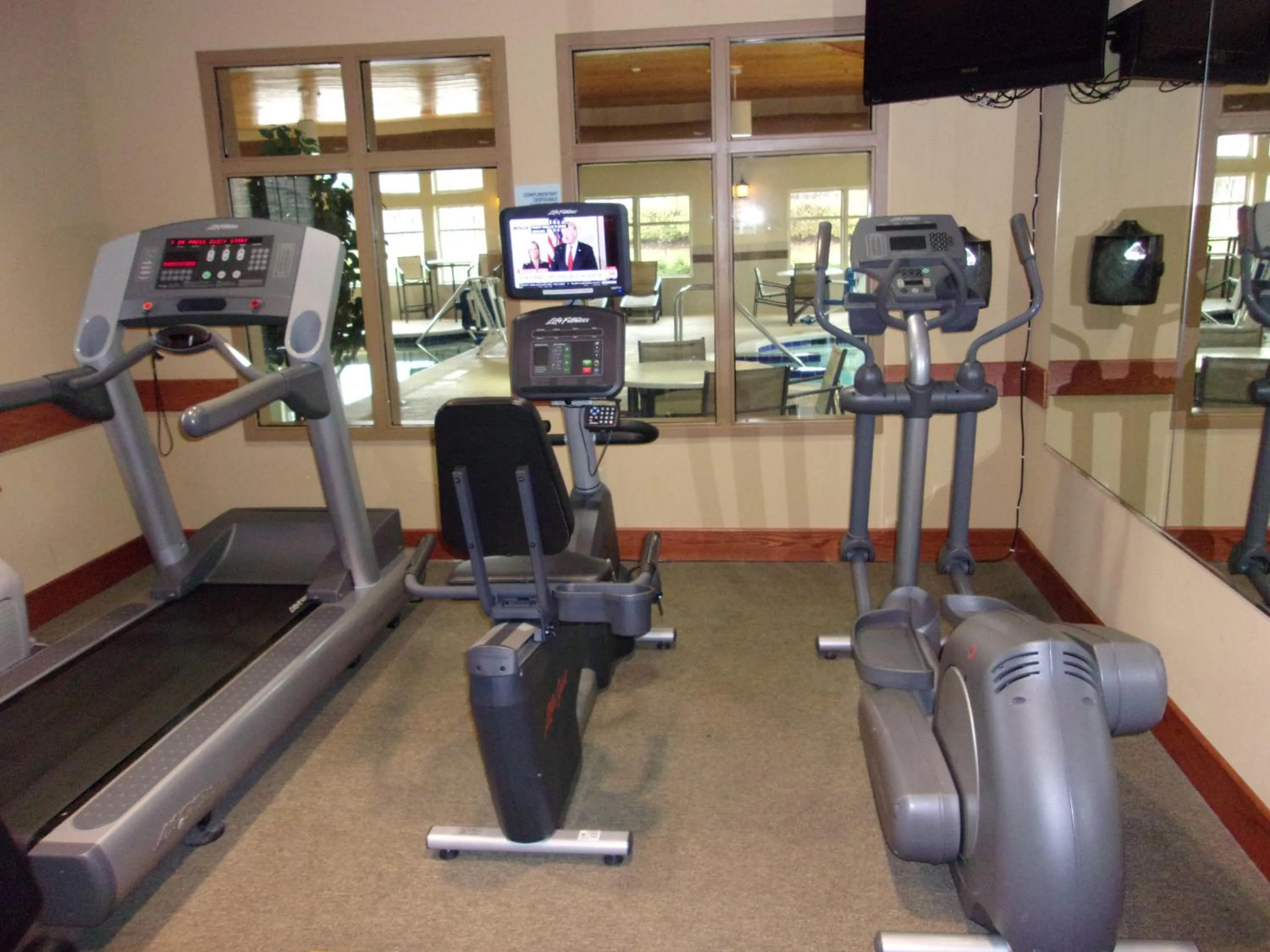 Fitness centre/facilities in Holiday Inn Express Hotel & Suites Chicago West Roselle by IHG