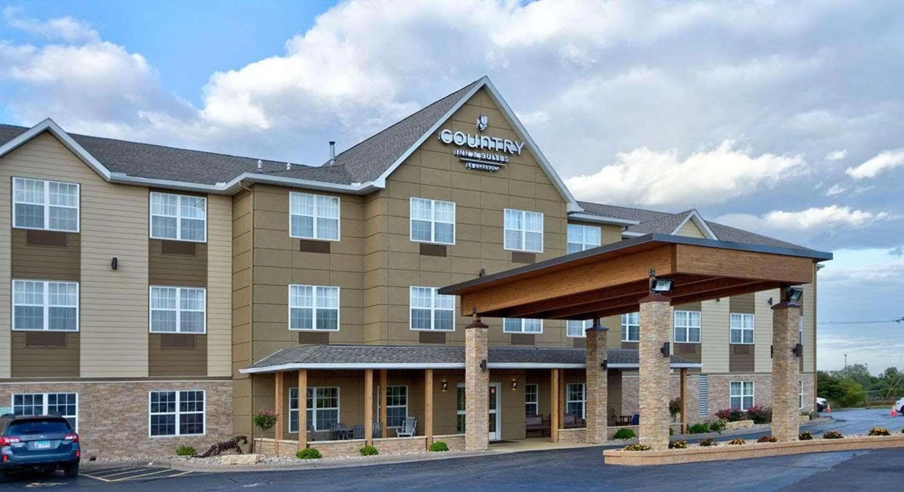 Property building in Country Inn & Suites by Radisson, Moline Airport