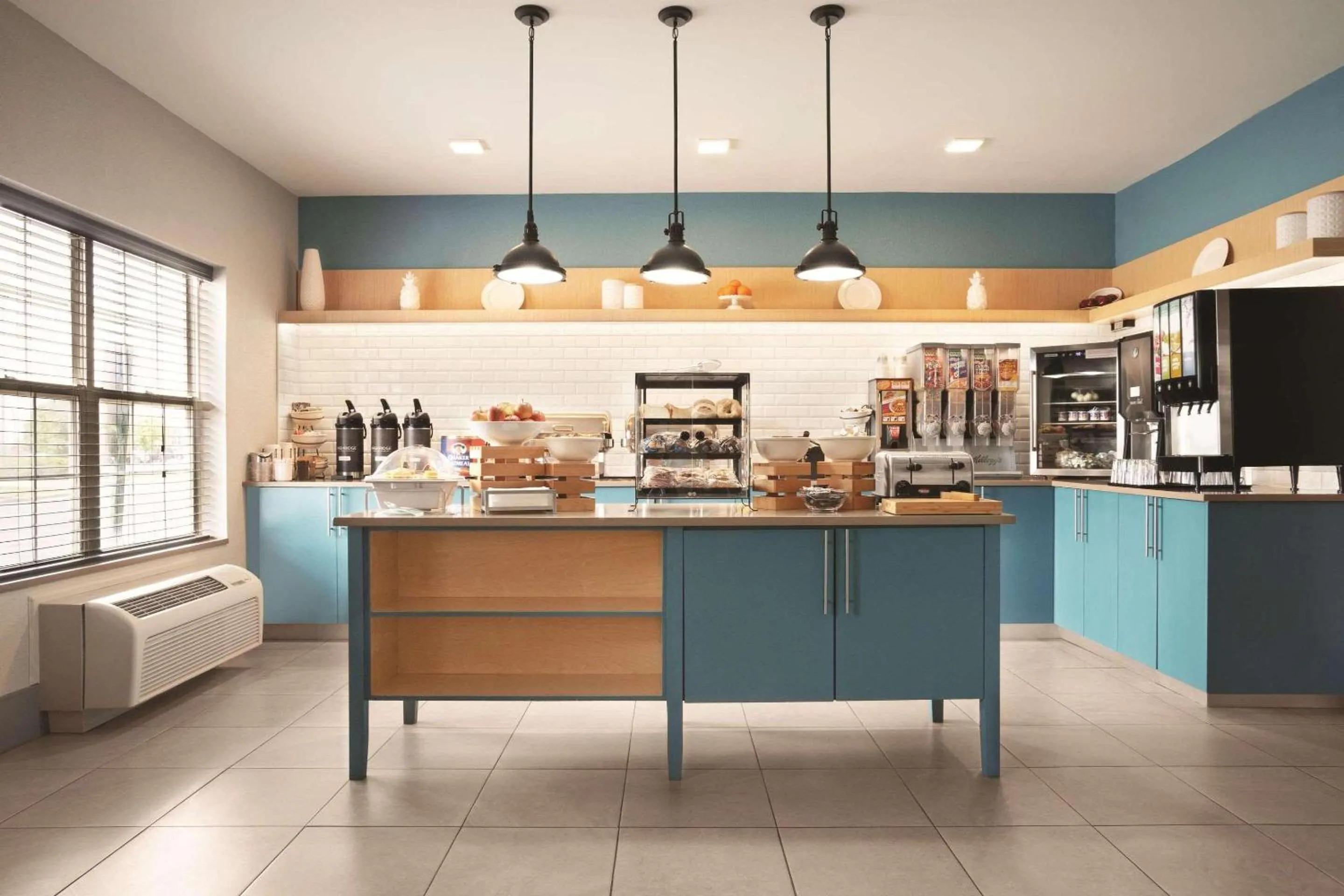 Breakfast in Country Inn & Suites by Radisson, Moline Airport