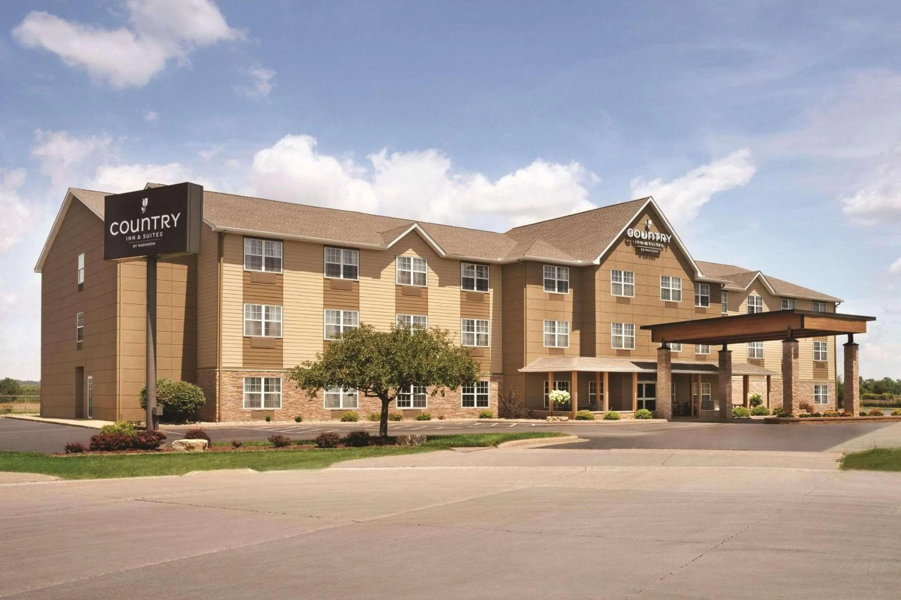 Property building in Country Inn & Suites by Radisson, Moline Airport