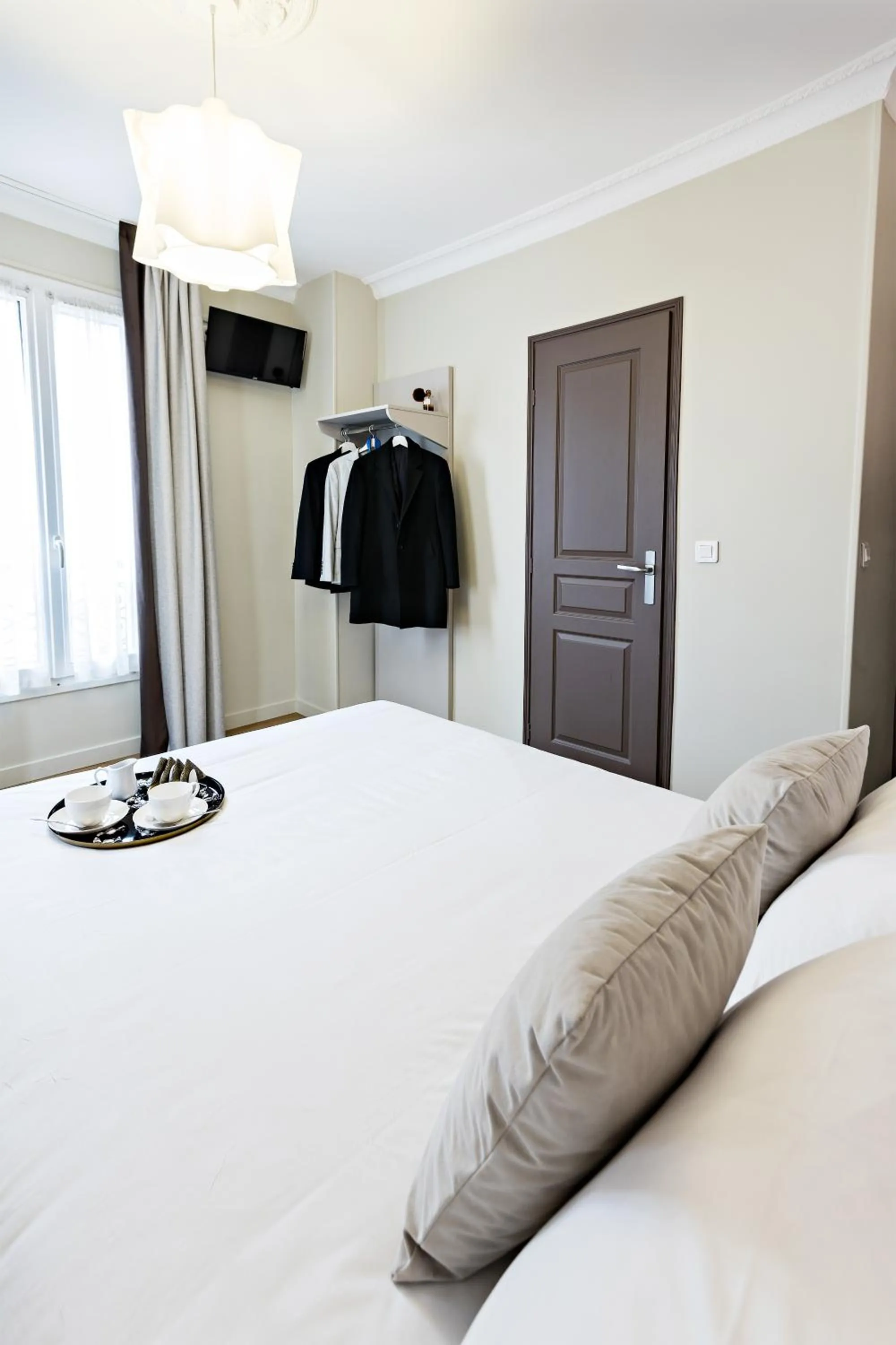 Shower, Bed in Modern Hotel