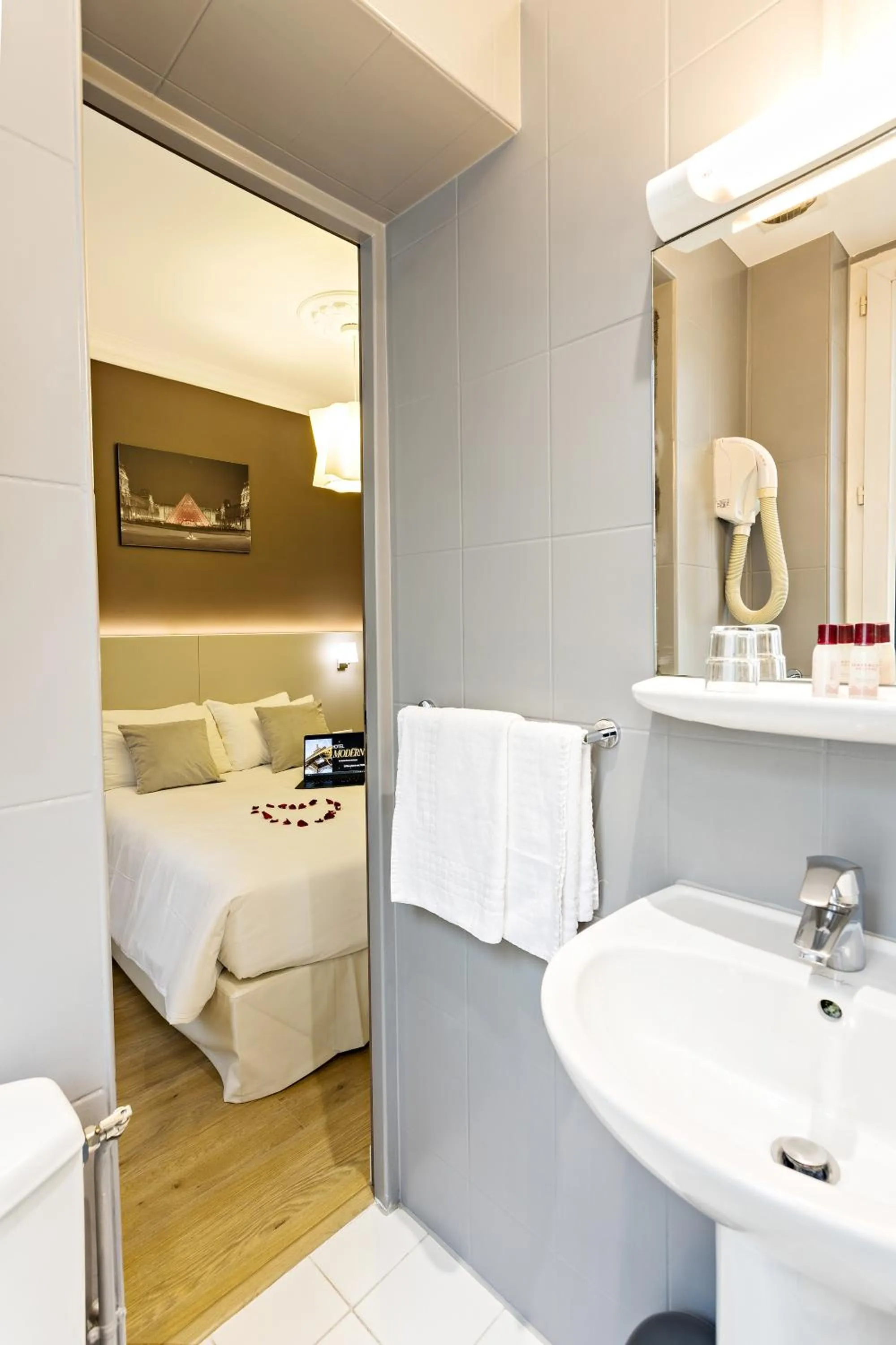 Swimming pool, Bed in Modern Hotel