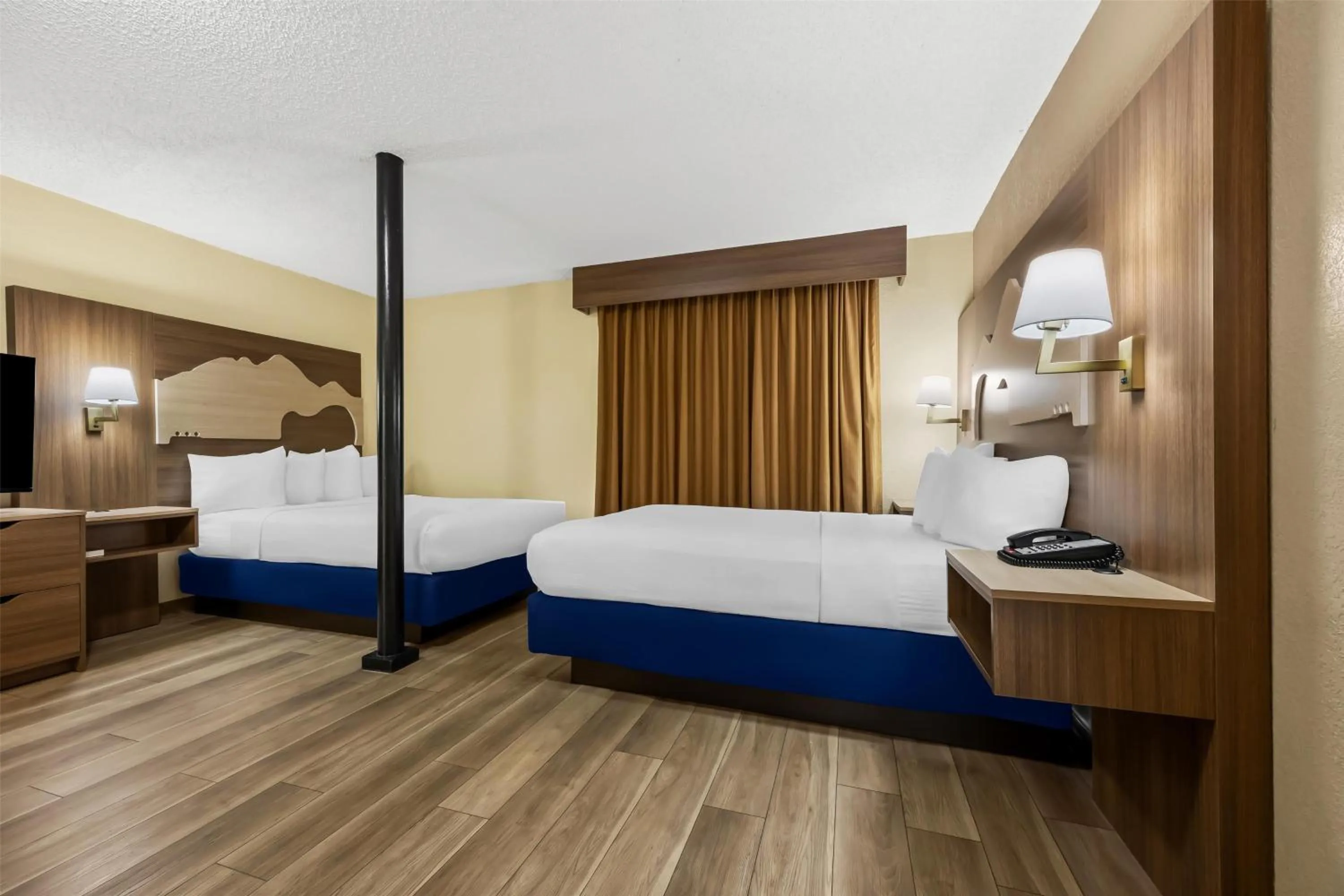 Photo of the whole room, Bed in Best Western Center Pointe Inn