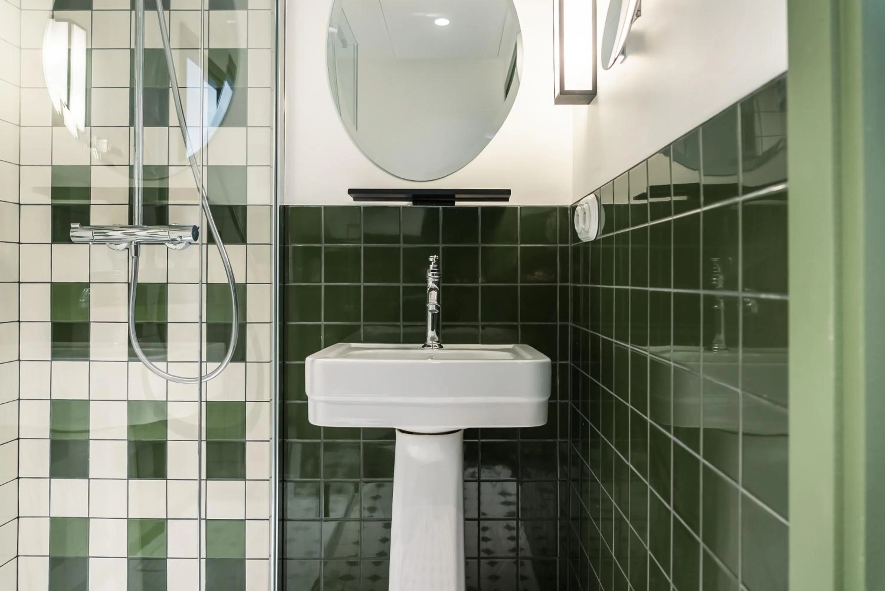 Shower in Kraft Hotel