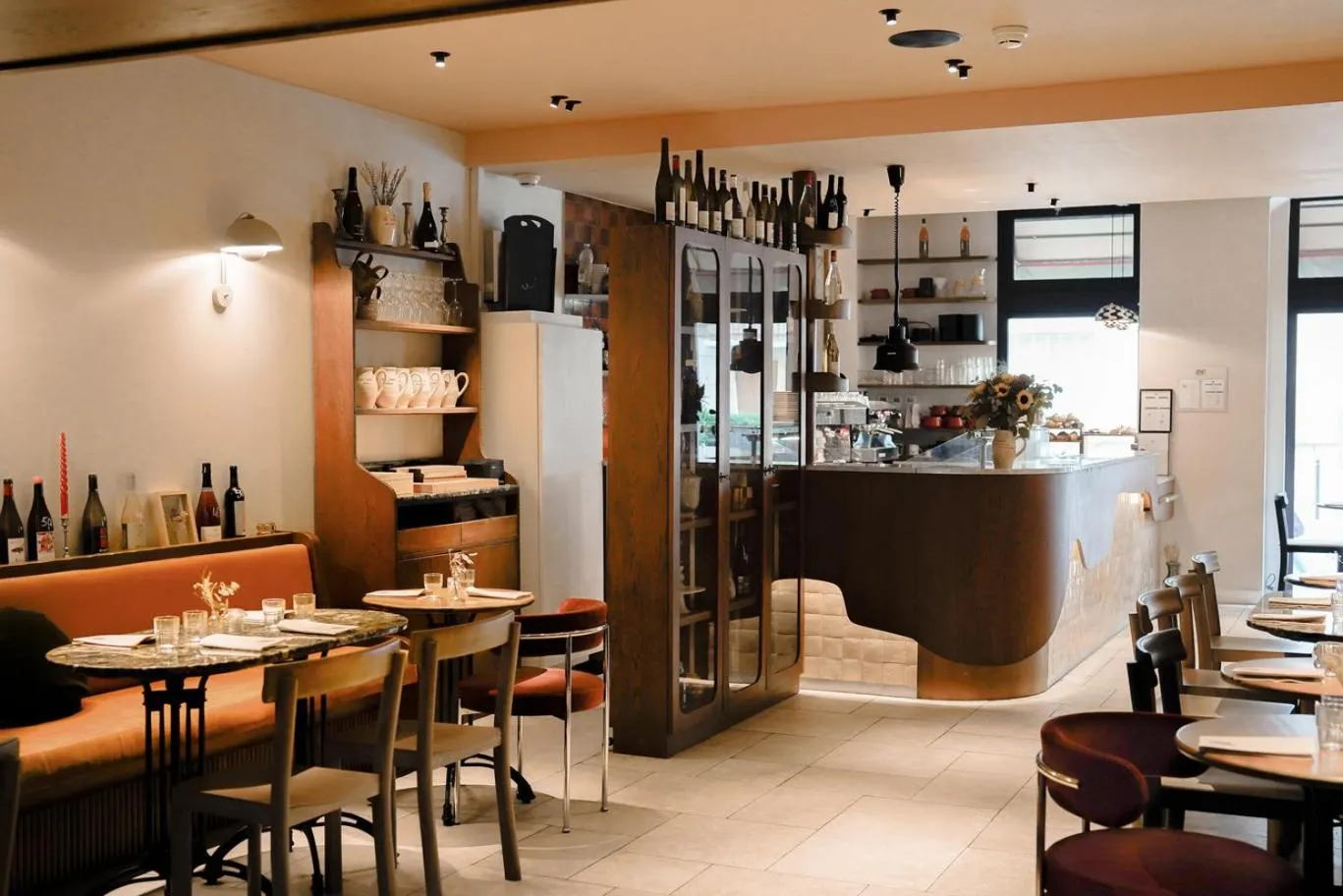 Restaurant/places to eat in Kraft Hotel