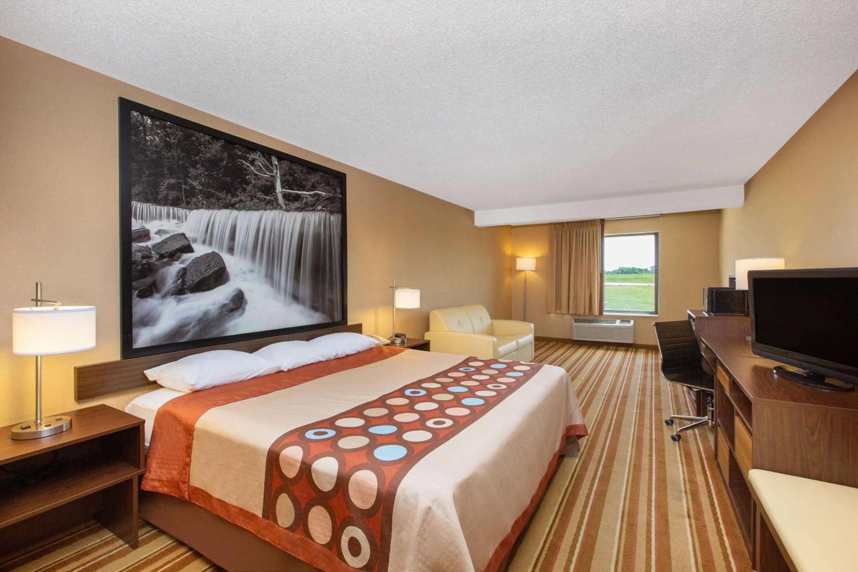Photo of the whole room, Bed in Super 8 by Wyndham Salina I-70