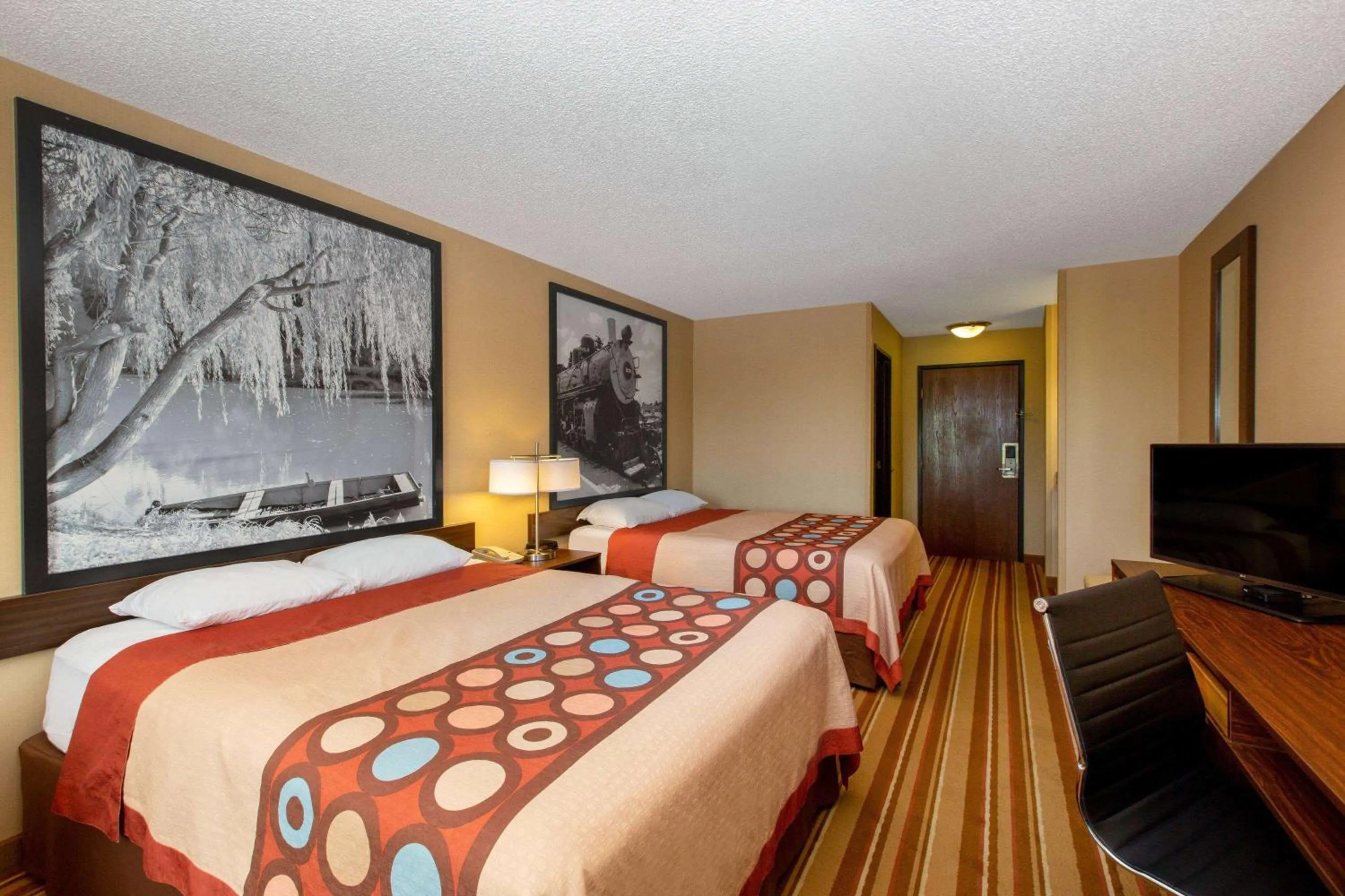 Photo of the whole room, Bed in Super 8 by Wyndham Salina I-70