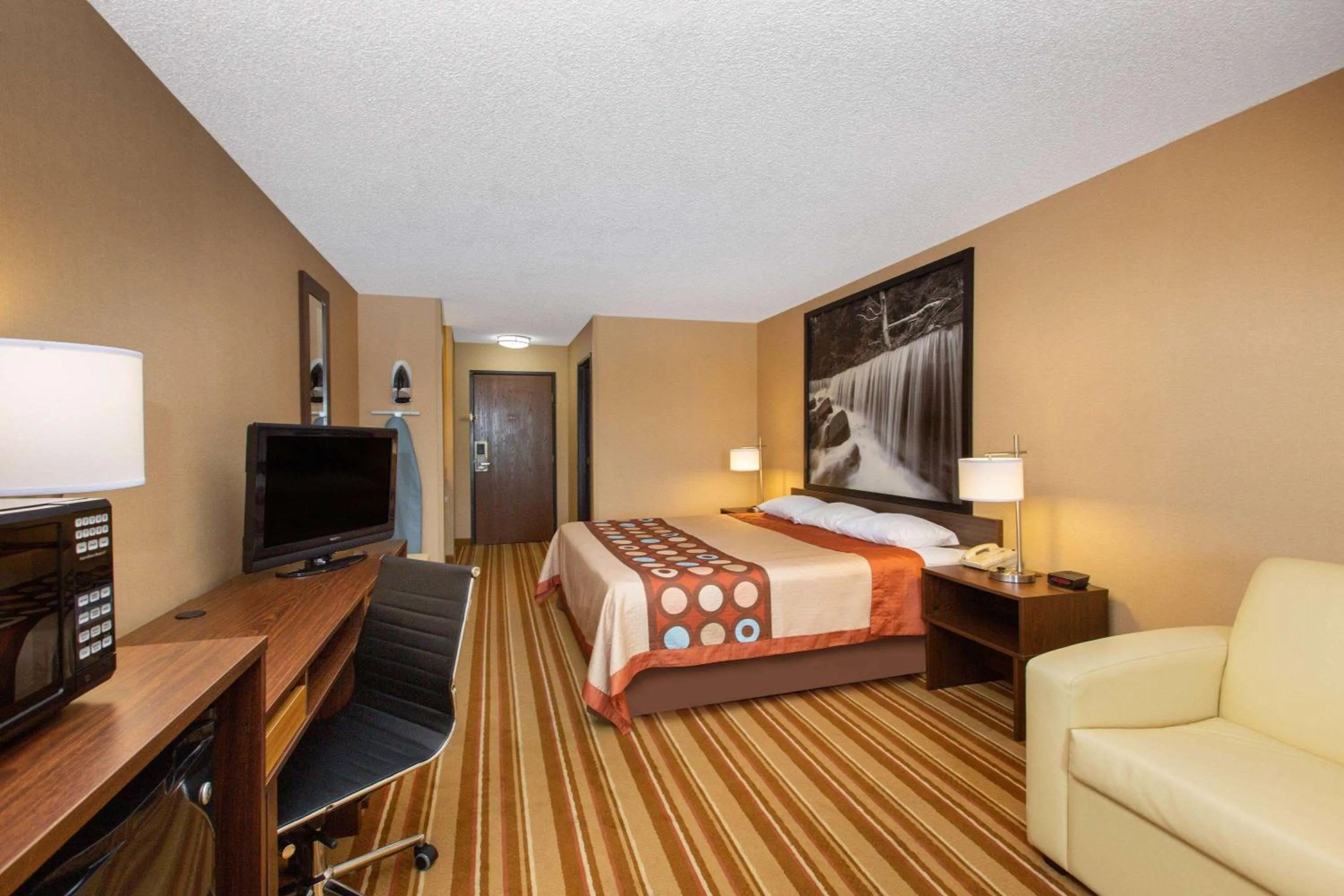 Photo of the whole room, Bed in Super 8 by Wyndham Salina I-70