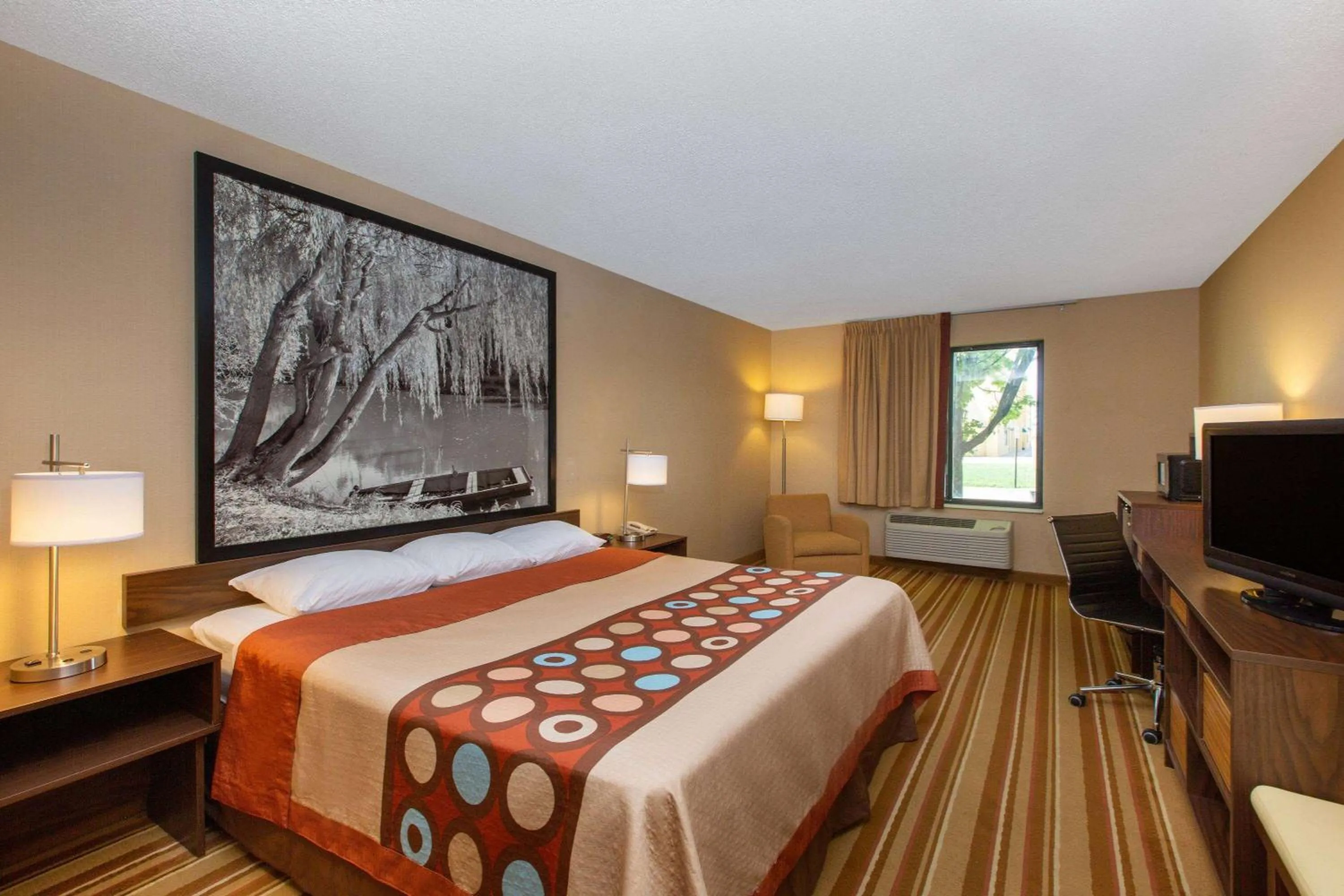 Photo of the whole room, Bed in Super 8 by Wyndham Salina I-70