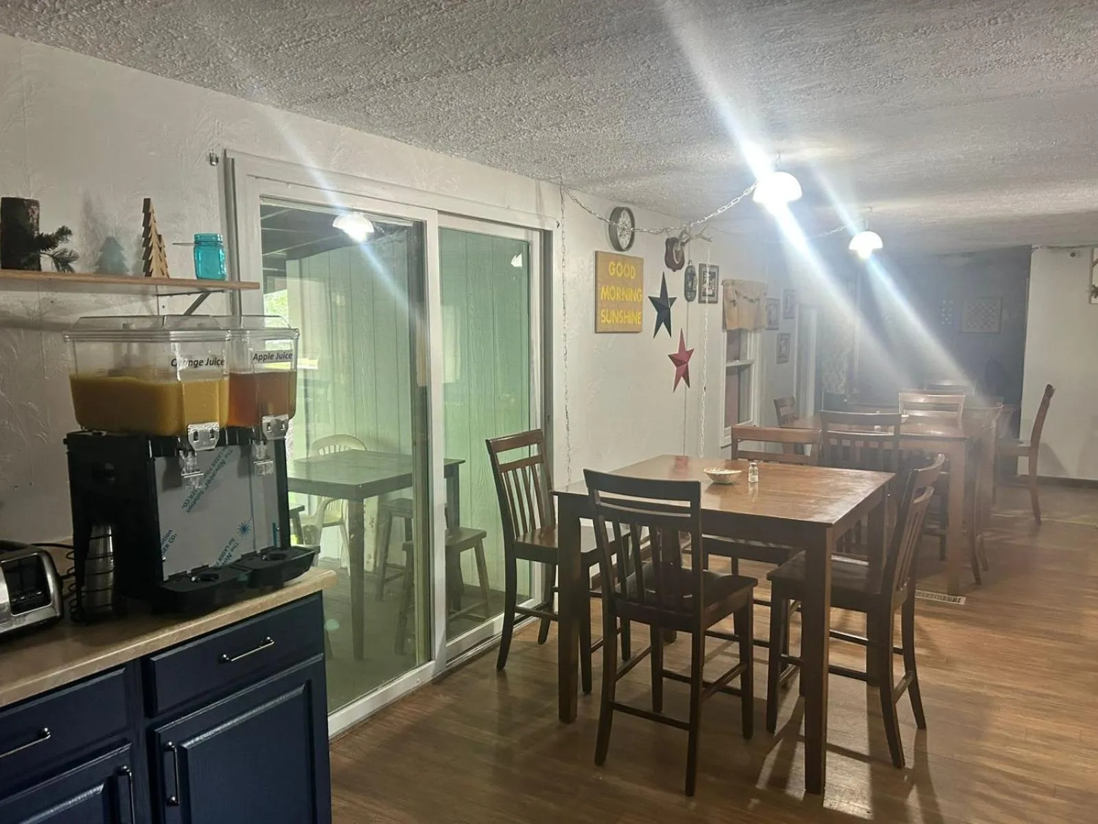Dining area in The Brookside Motel by Belvilla Keystone Near Mt Rushmore