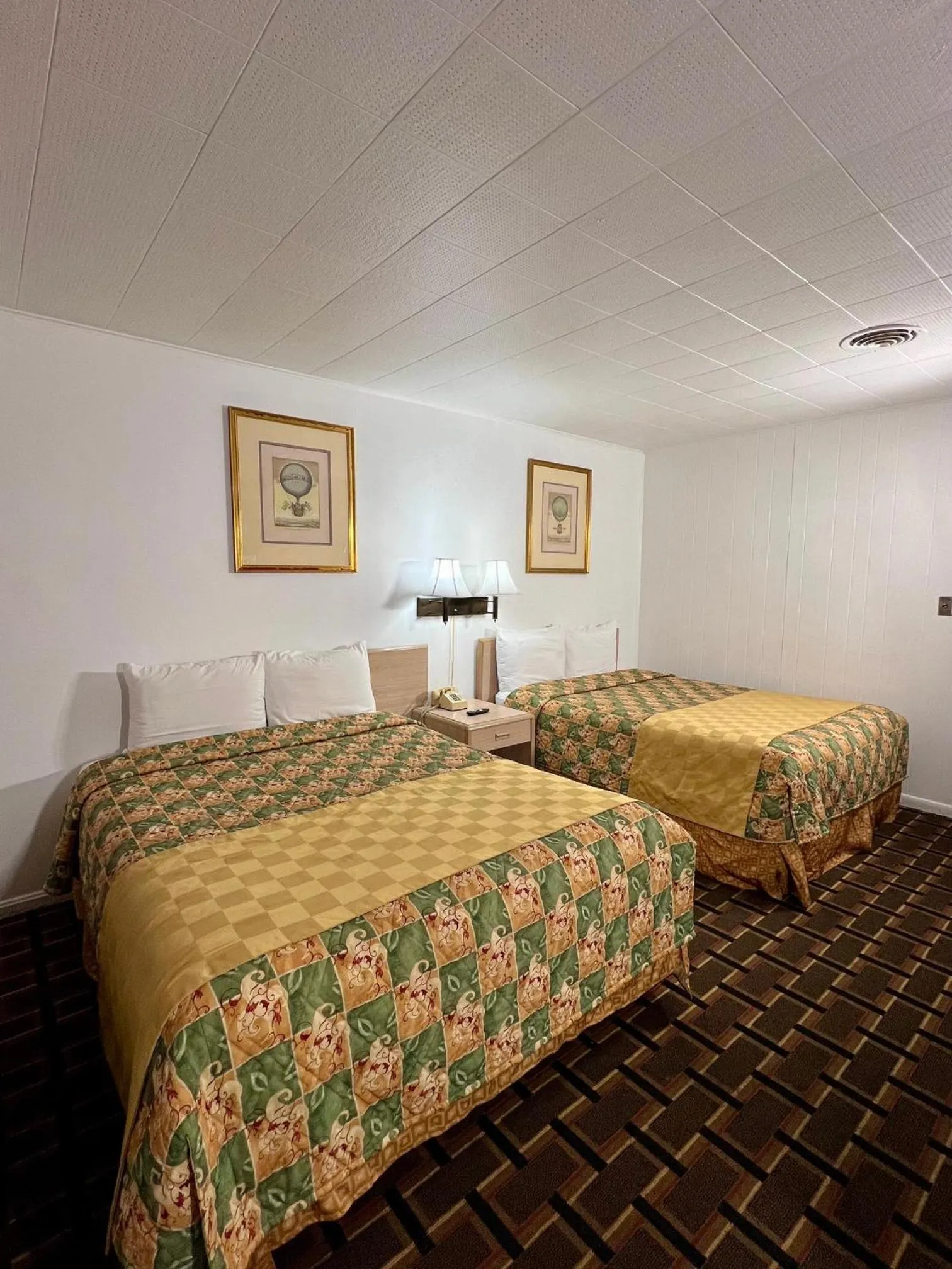 Bed in Village Inn Salina