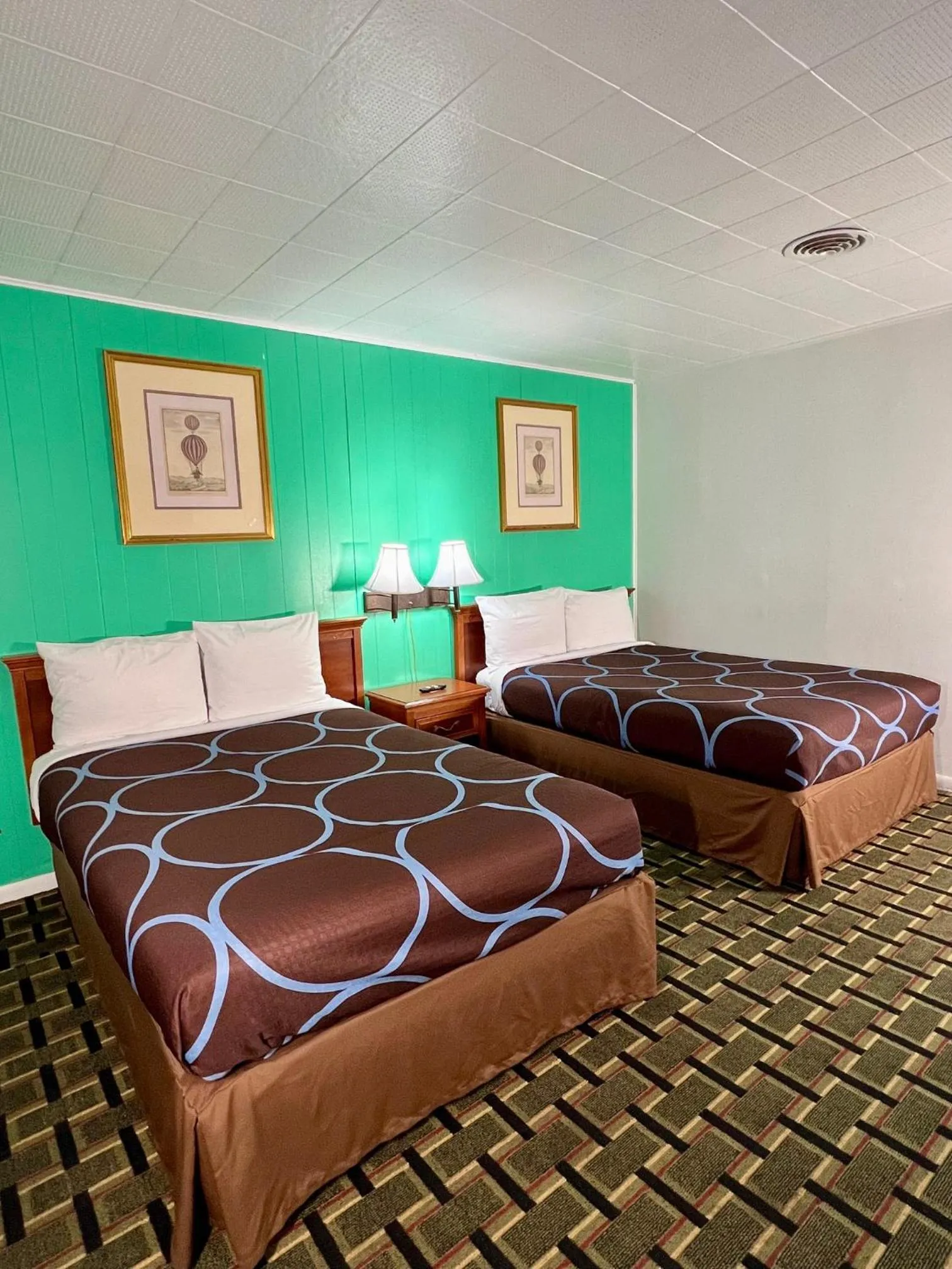 Bed in Village Inn Salina