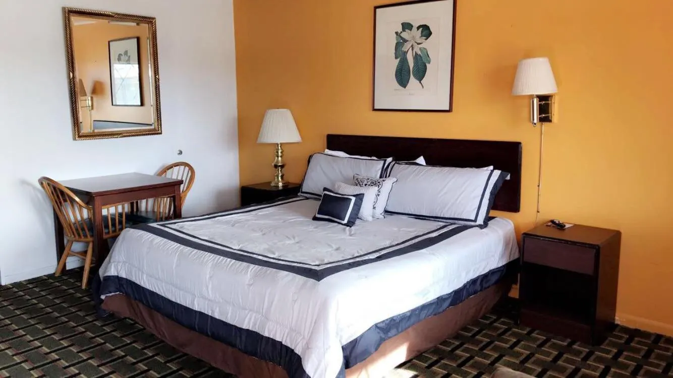 Bed in Village Inn Salina