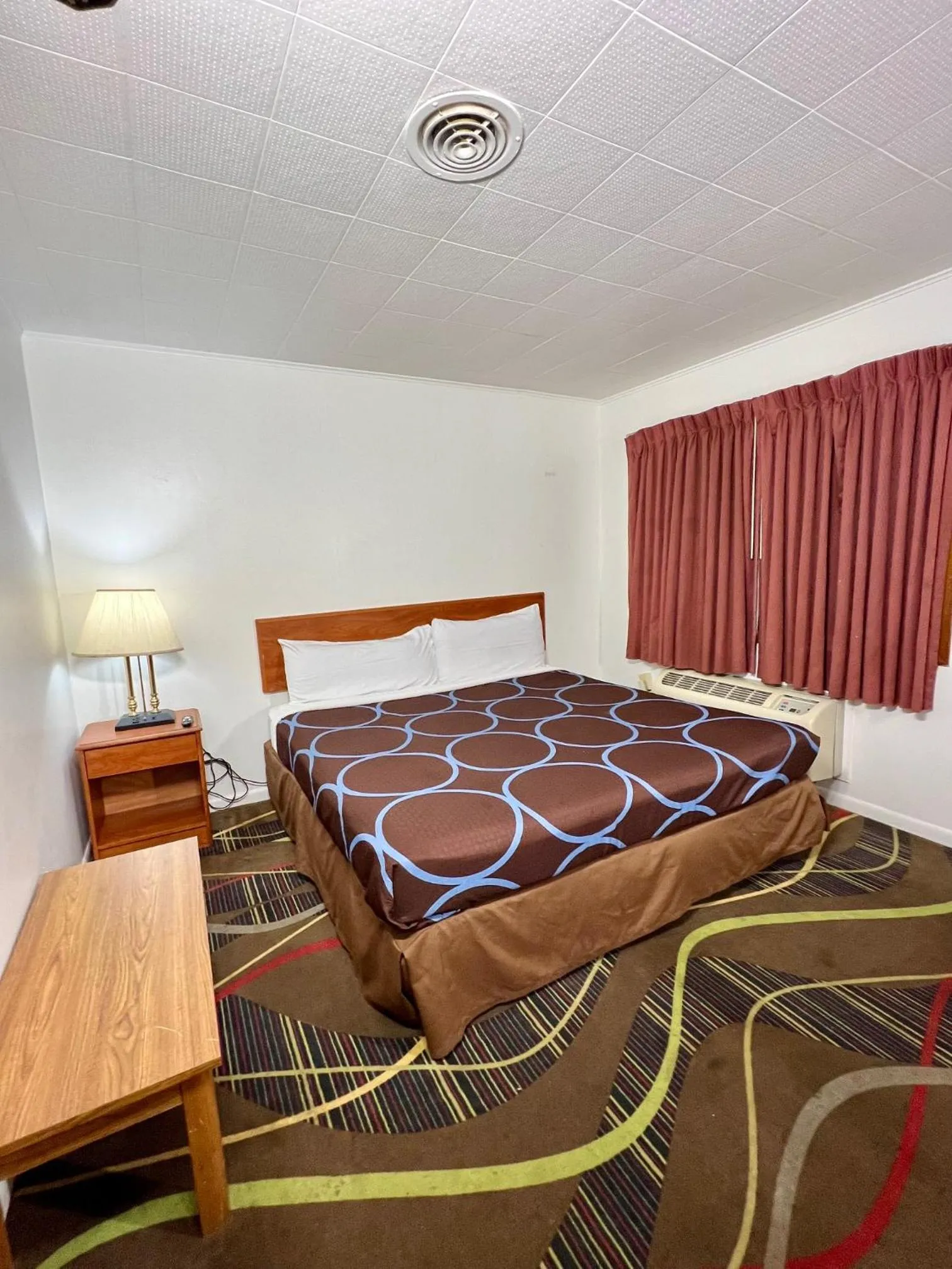 Bed in Village Inn Salina