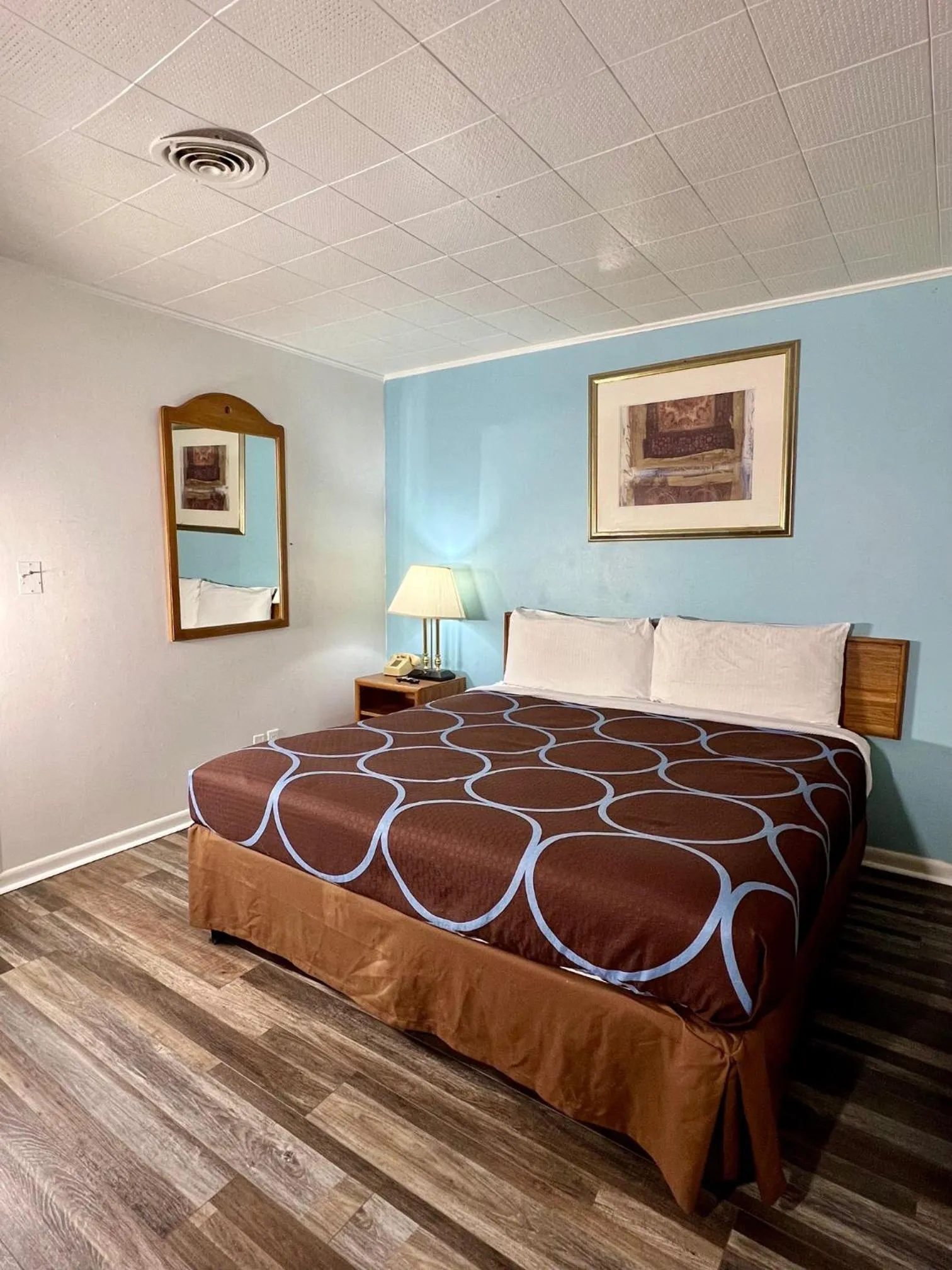 Bed in Village Inn Salina