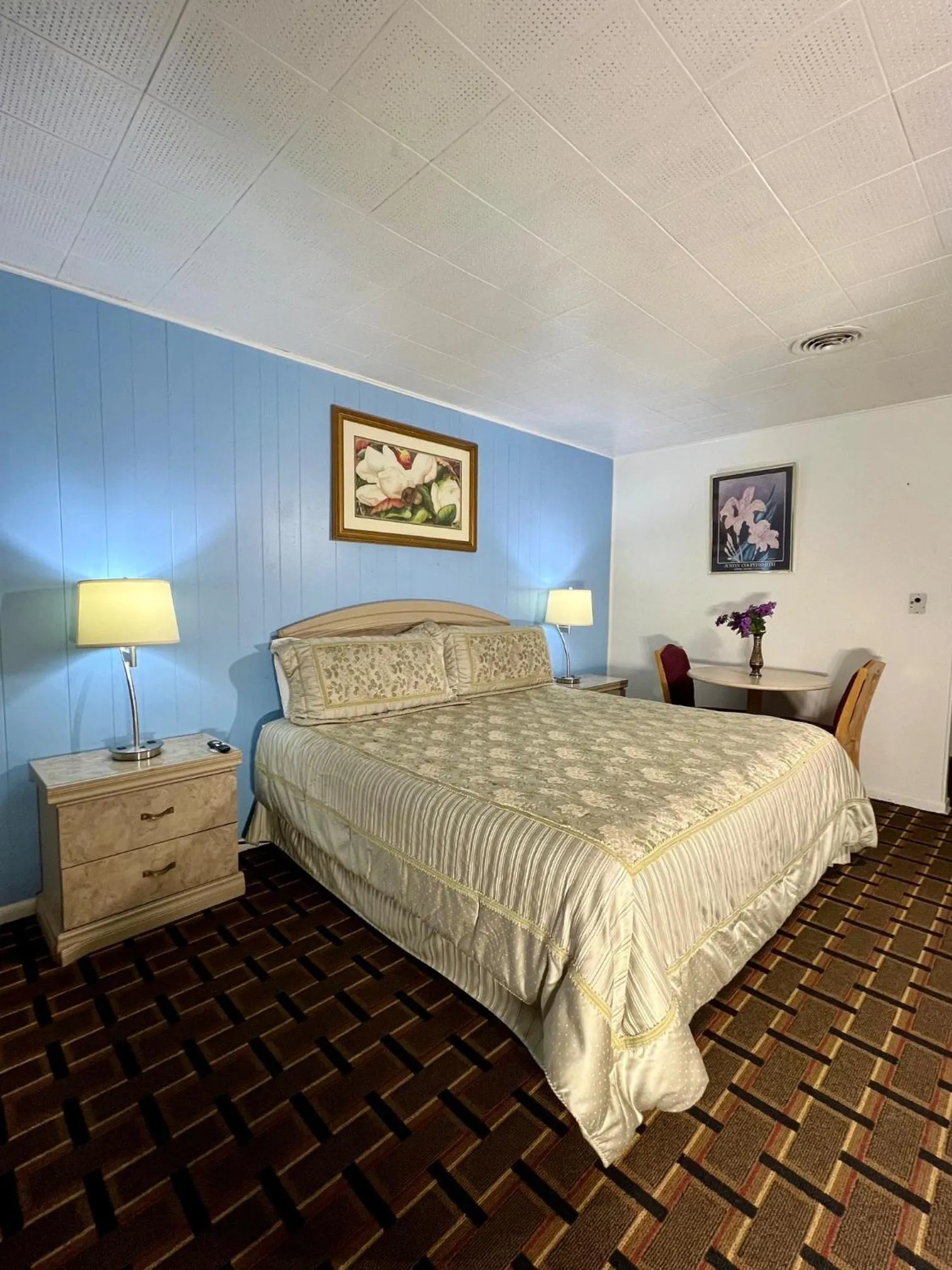 Bed in Village Inn Salina