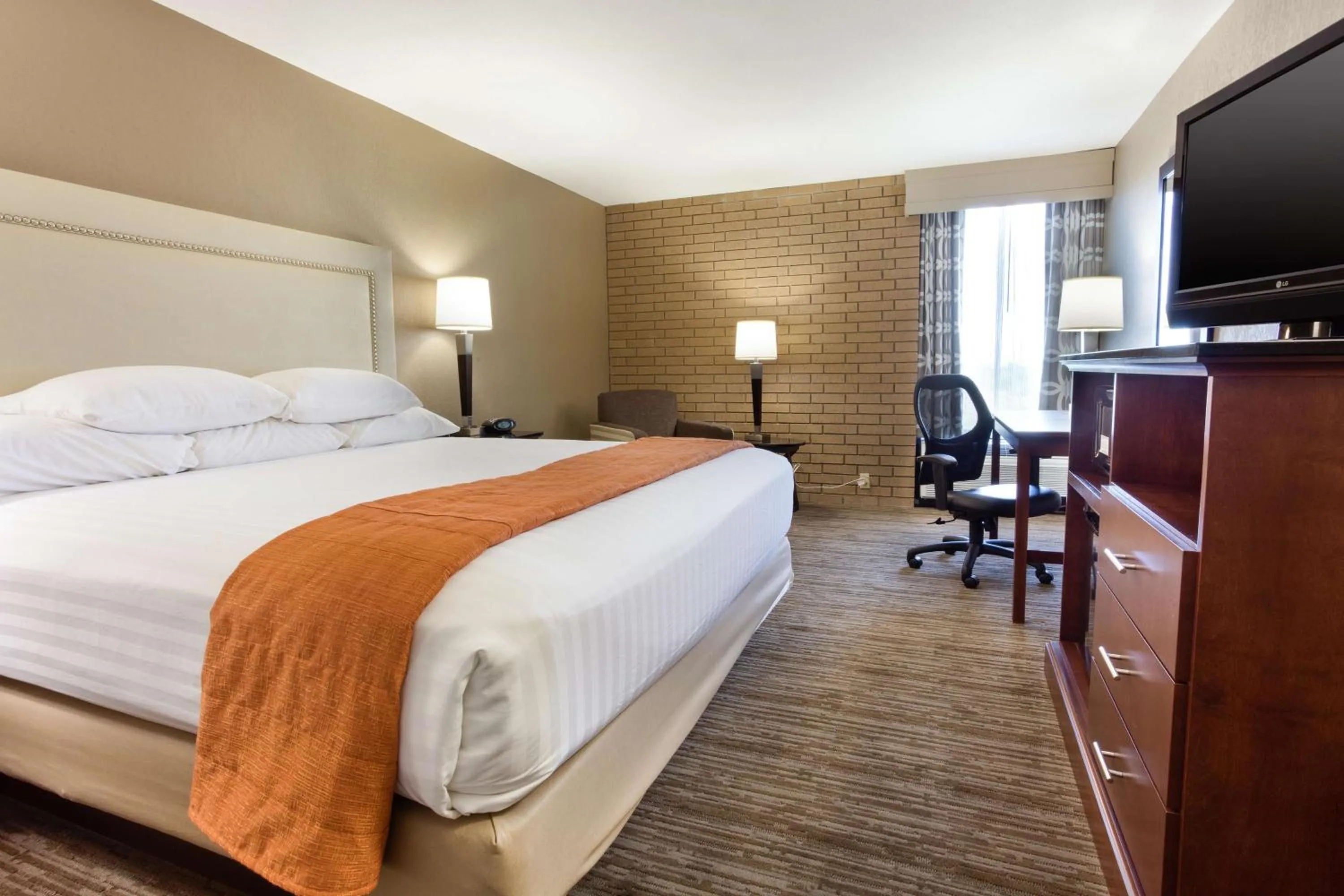 Photo of the whole room, Bed in Drury Inn & Suites Kansas City Airport