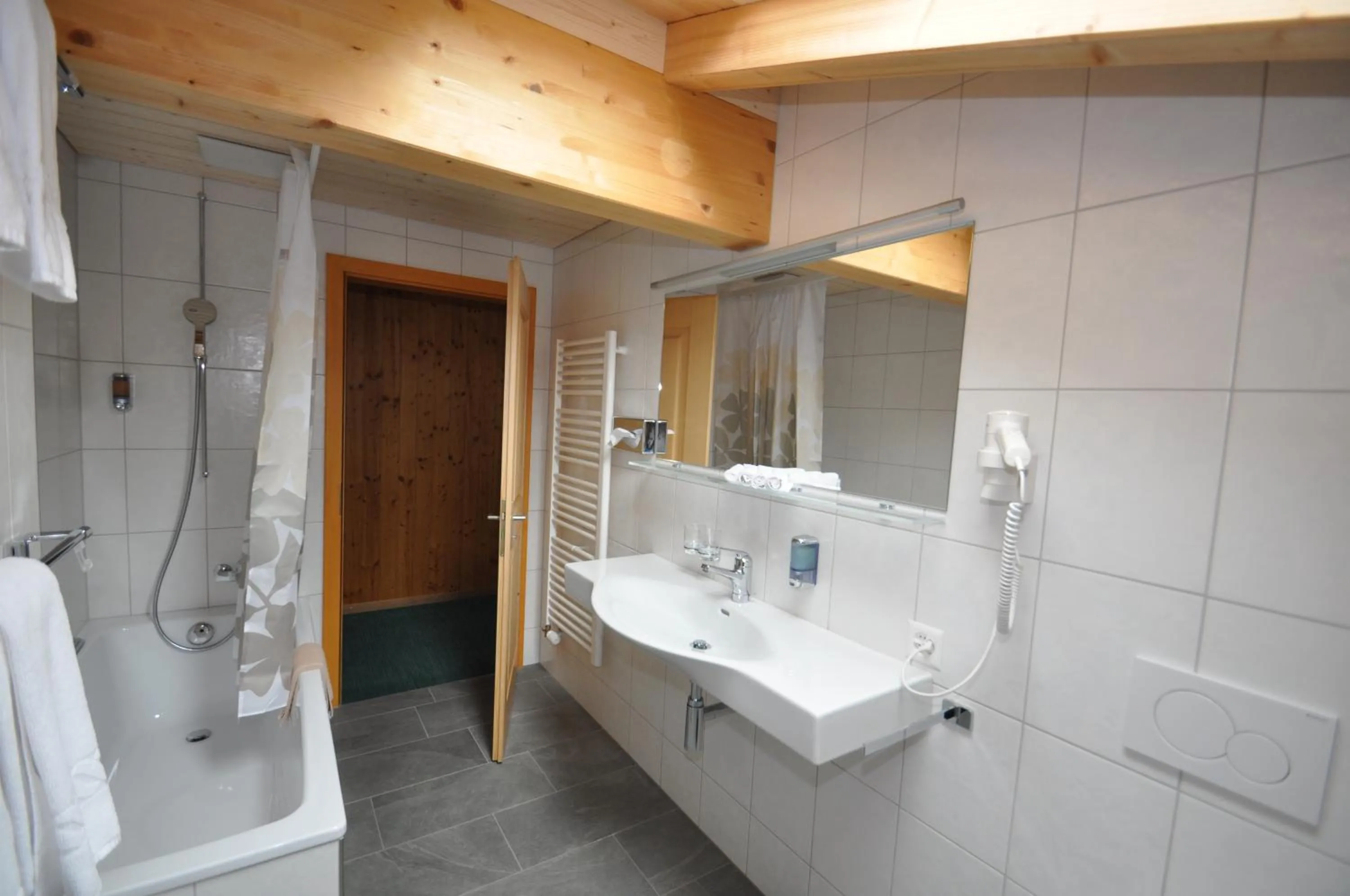 Bathroom in Ferienwohnungen Hotel Alpina