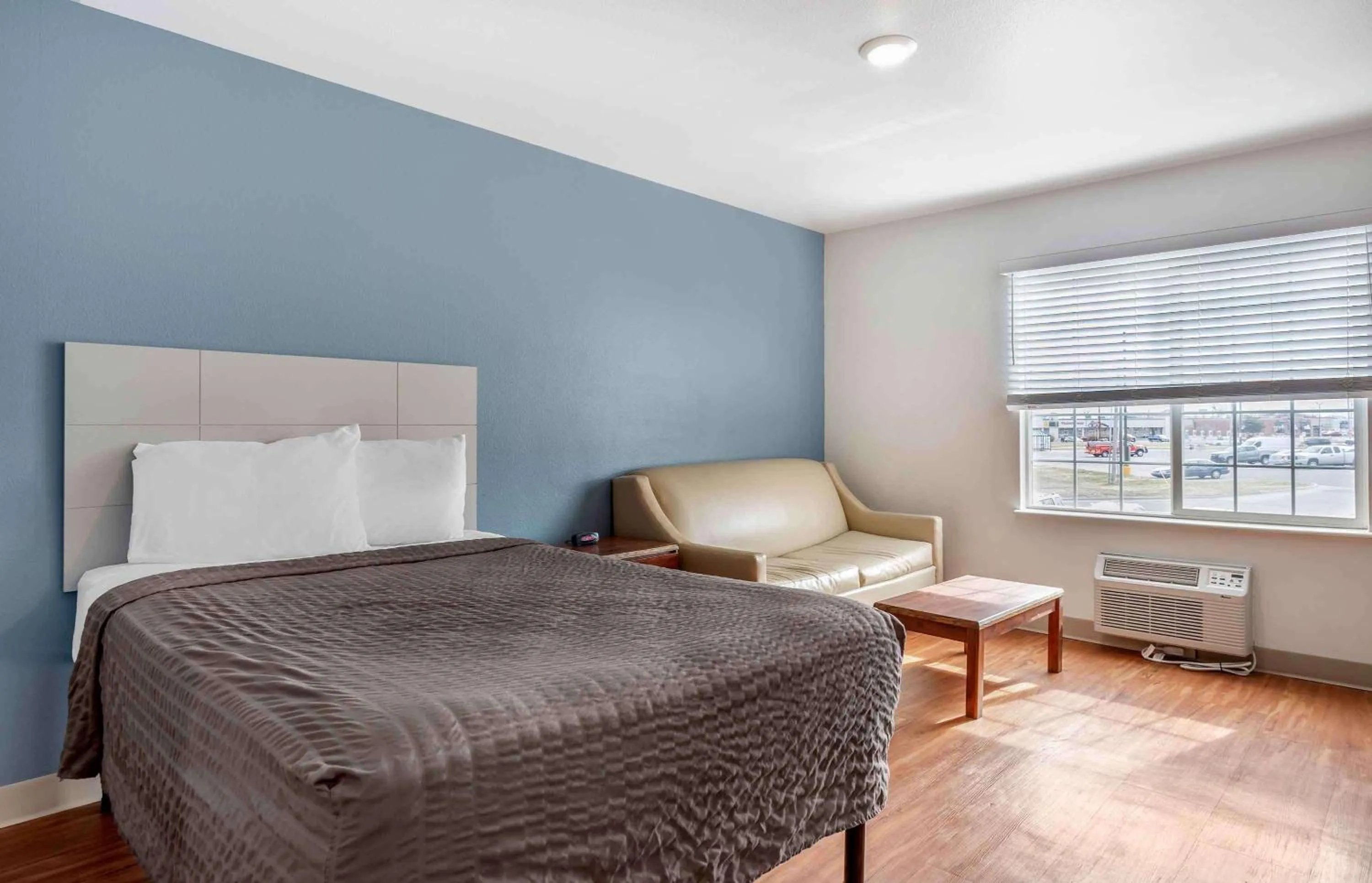 Bedroom, Bed in Extended Stay America Select Suites - Wichita - South