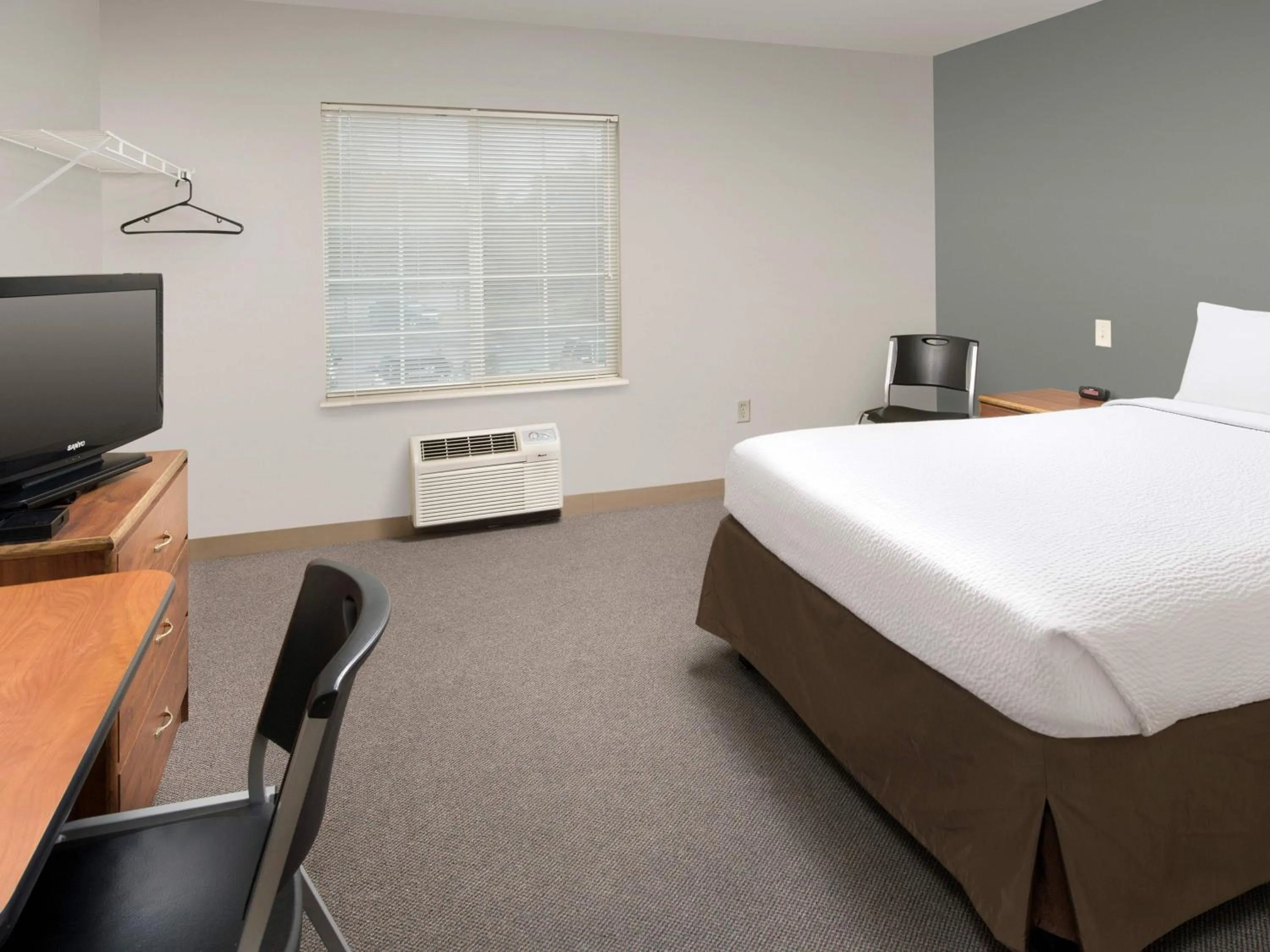 Bed in Extended Stay America Select Suites - Wichita - South