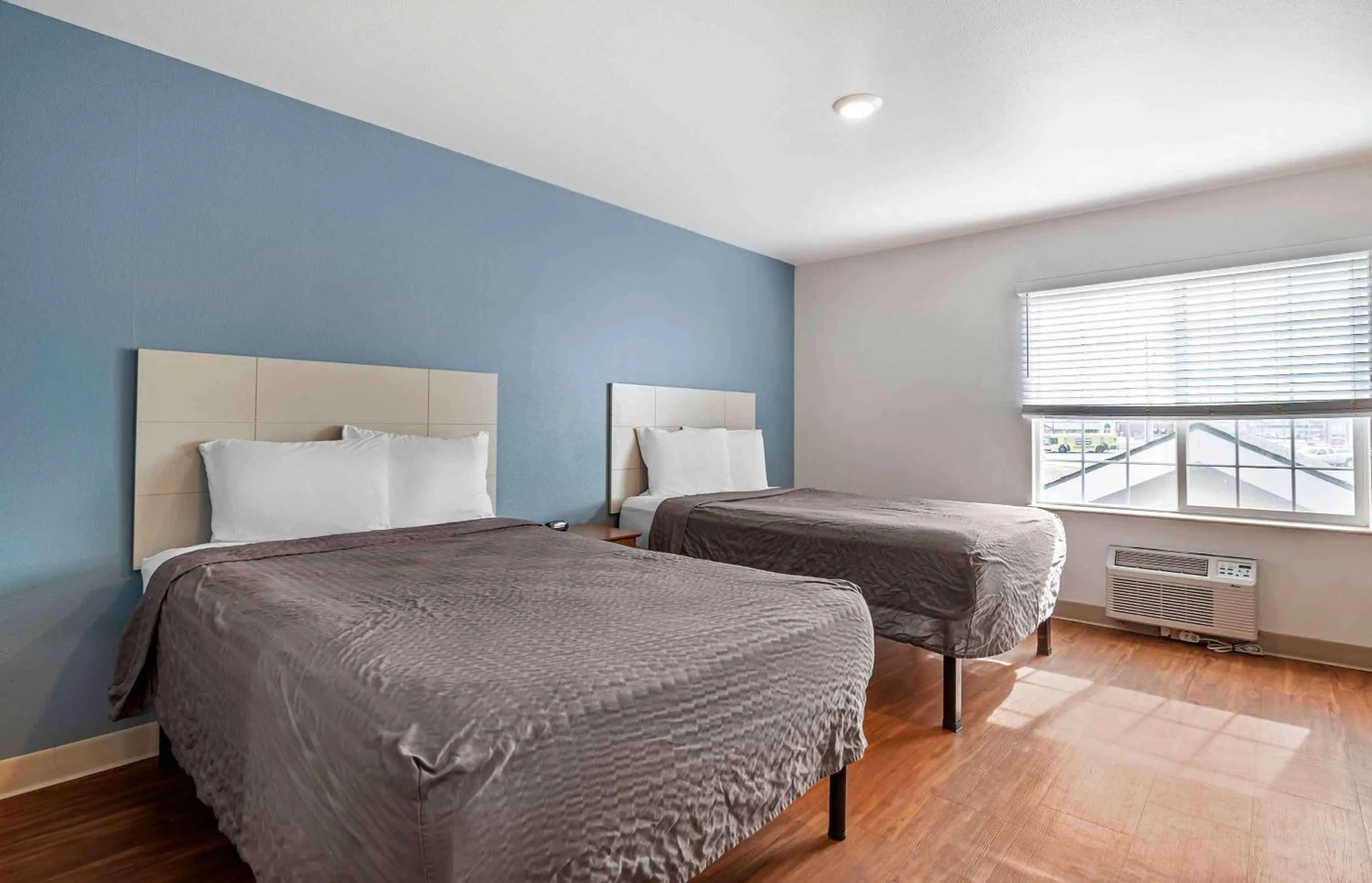 Bedroom, Bed in Extended Stay America Select Suites - Wichita - South
