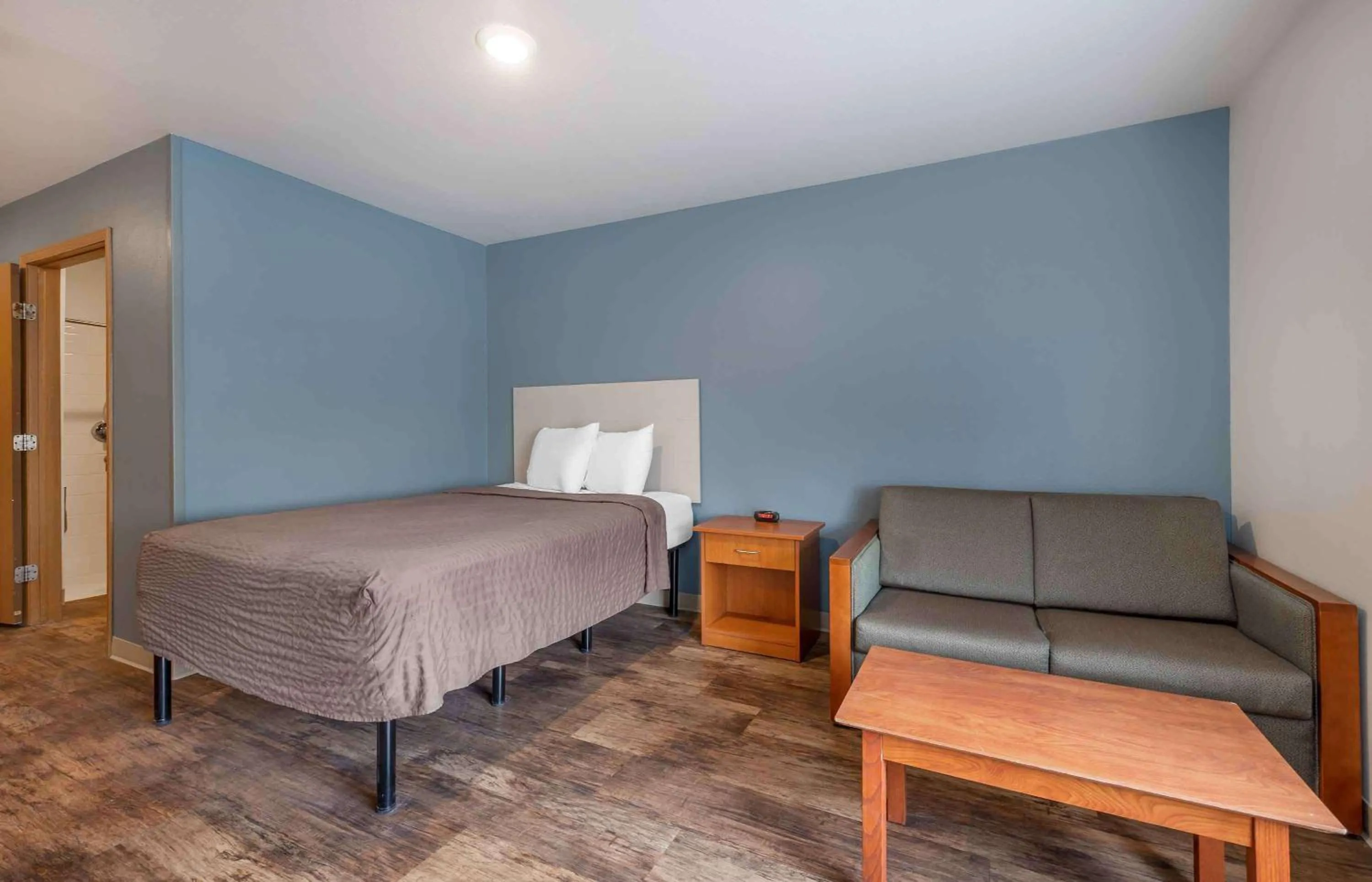 Bedroom, Bed in Extended Stay America Select Suites - Wichita - South