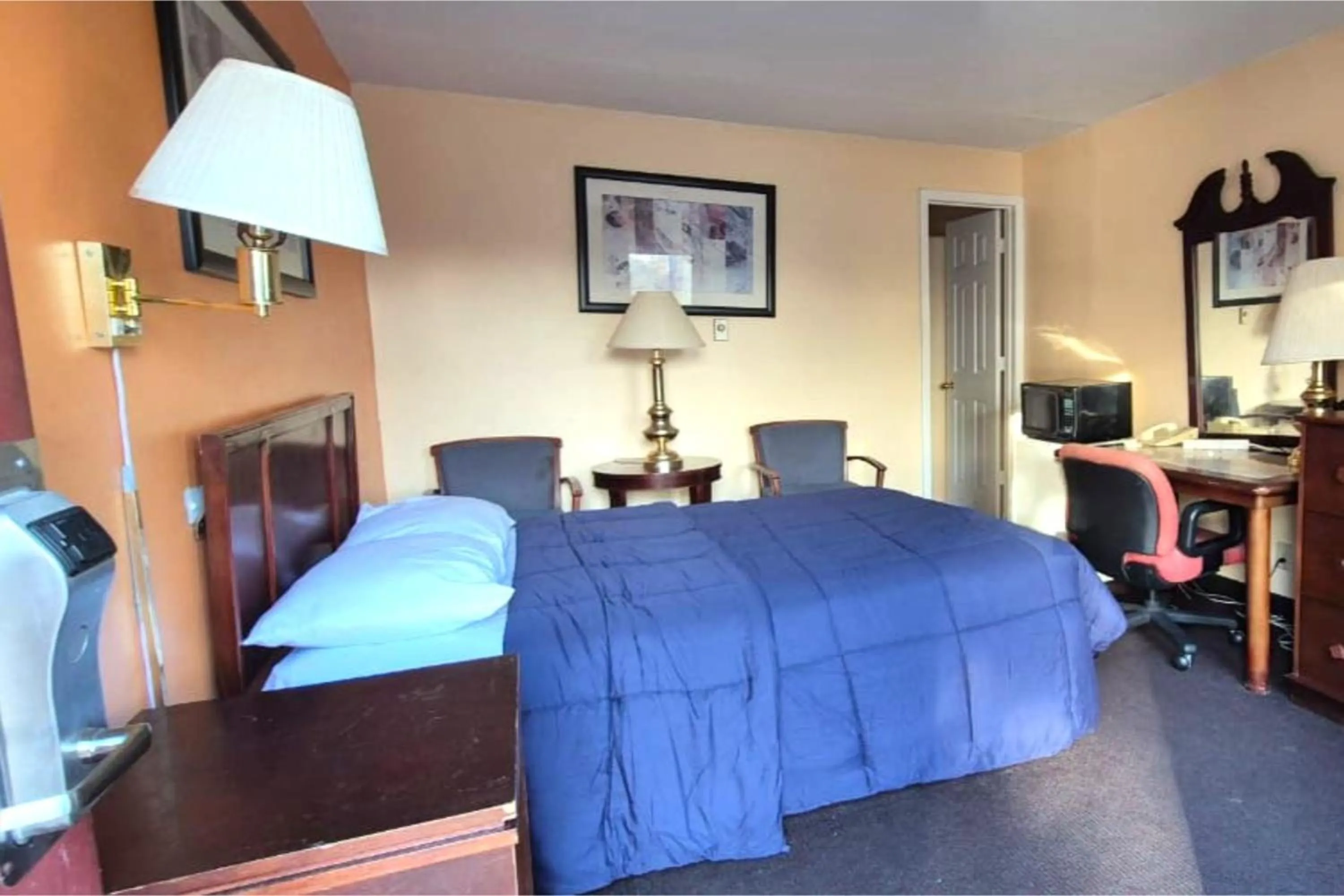 Bedroom in Canton Inn By OYO