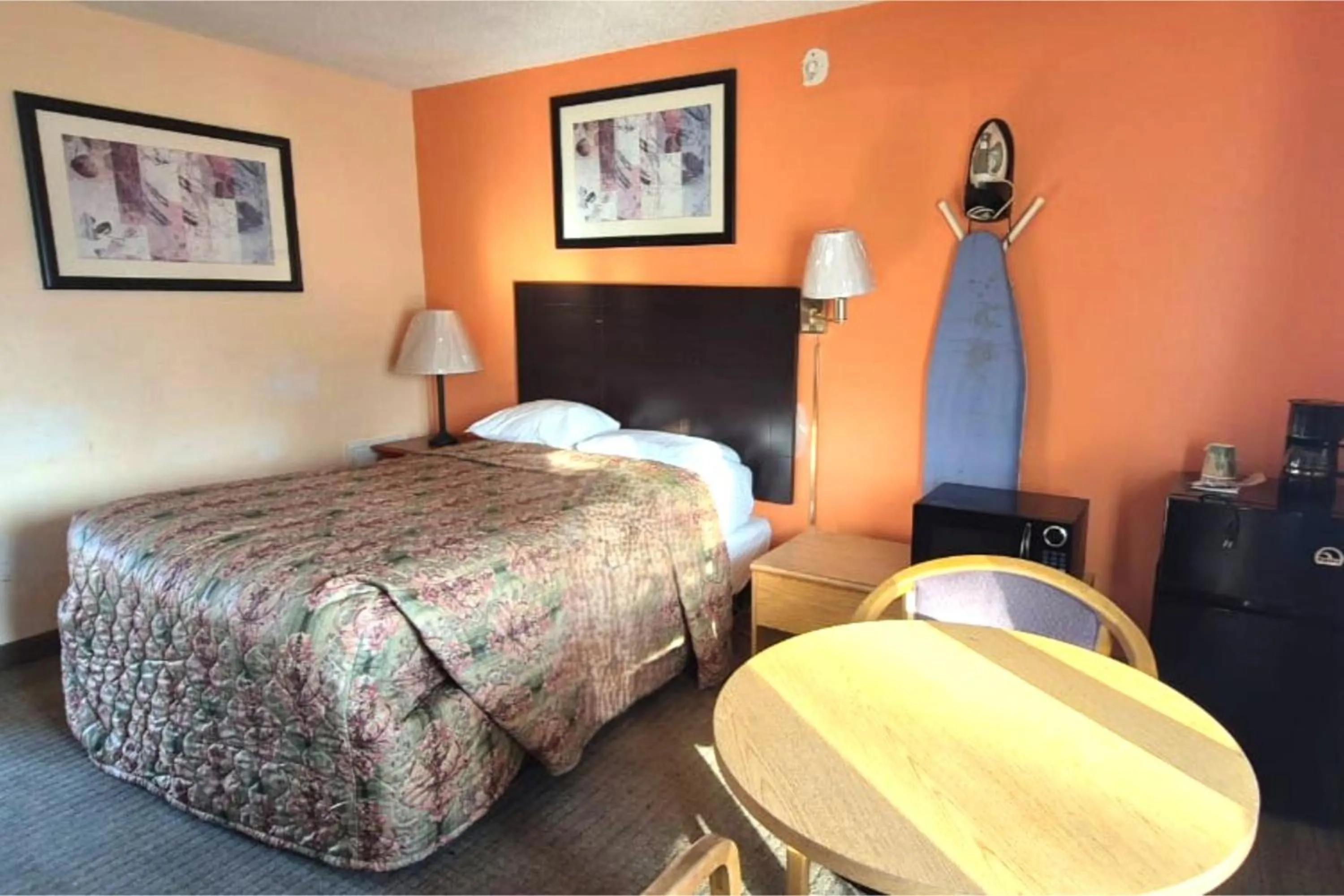 Bedroom in Canton Inn By OYO