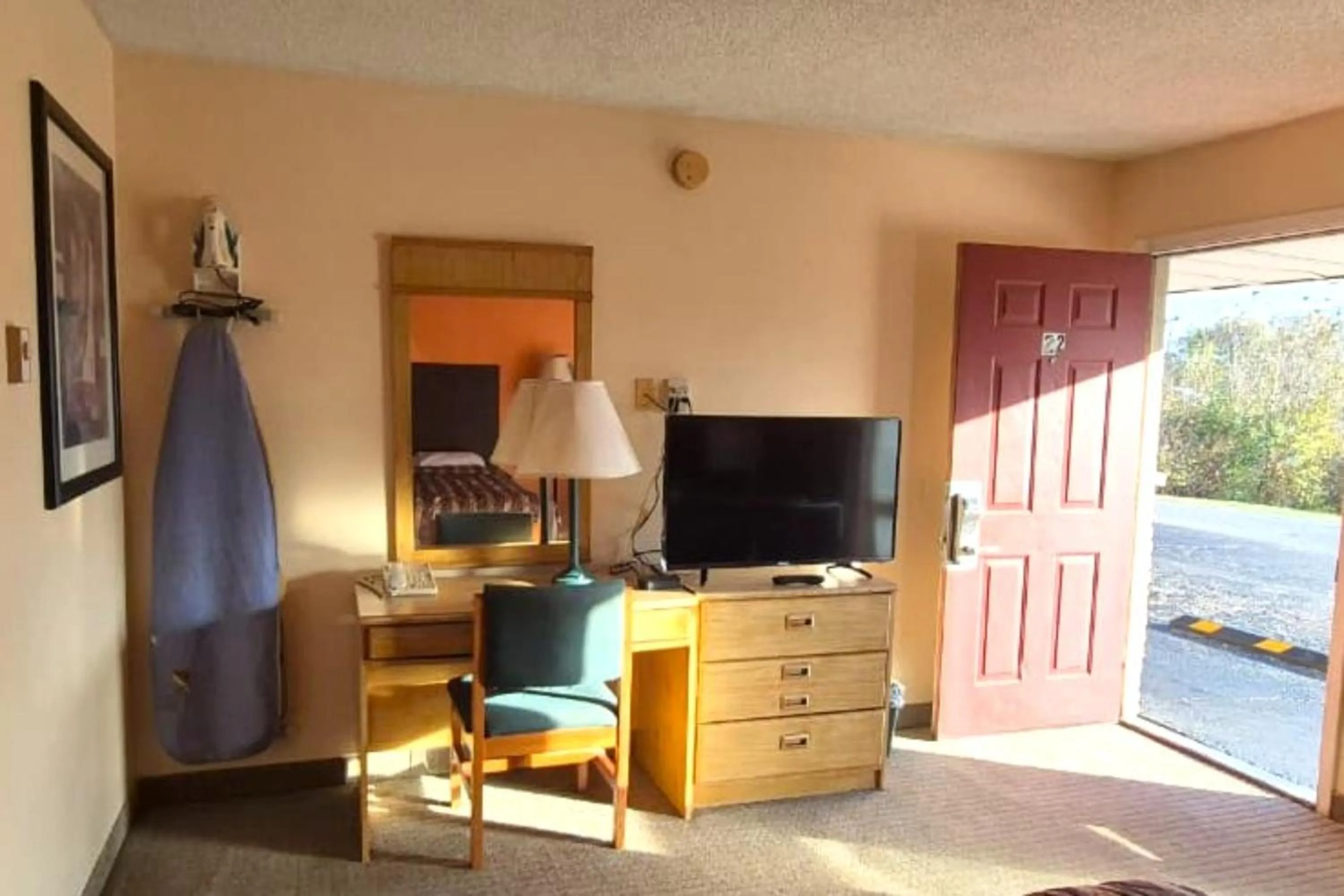 TV and multimedia in Canton Inn By OYO