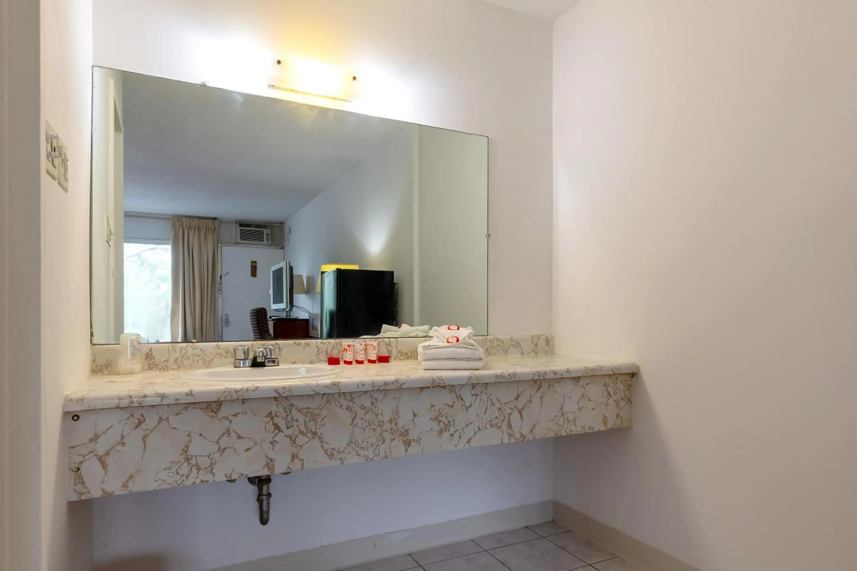 Bathroom in Americas Best Value Inn Rockford