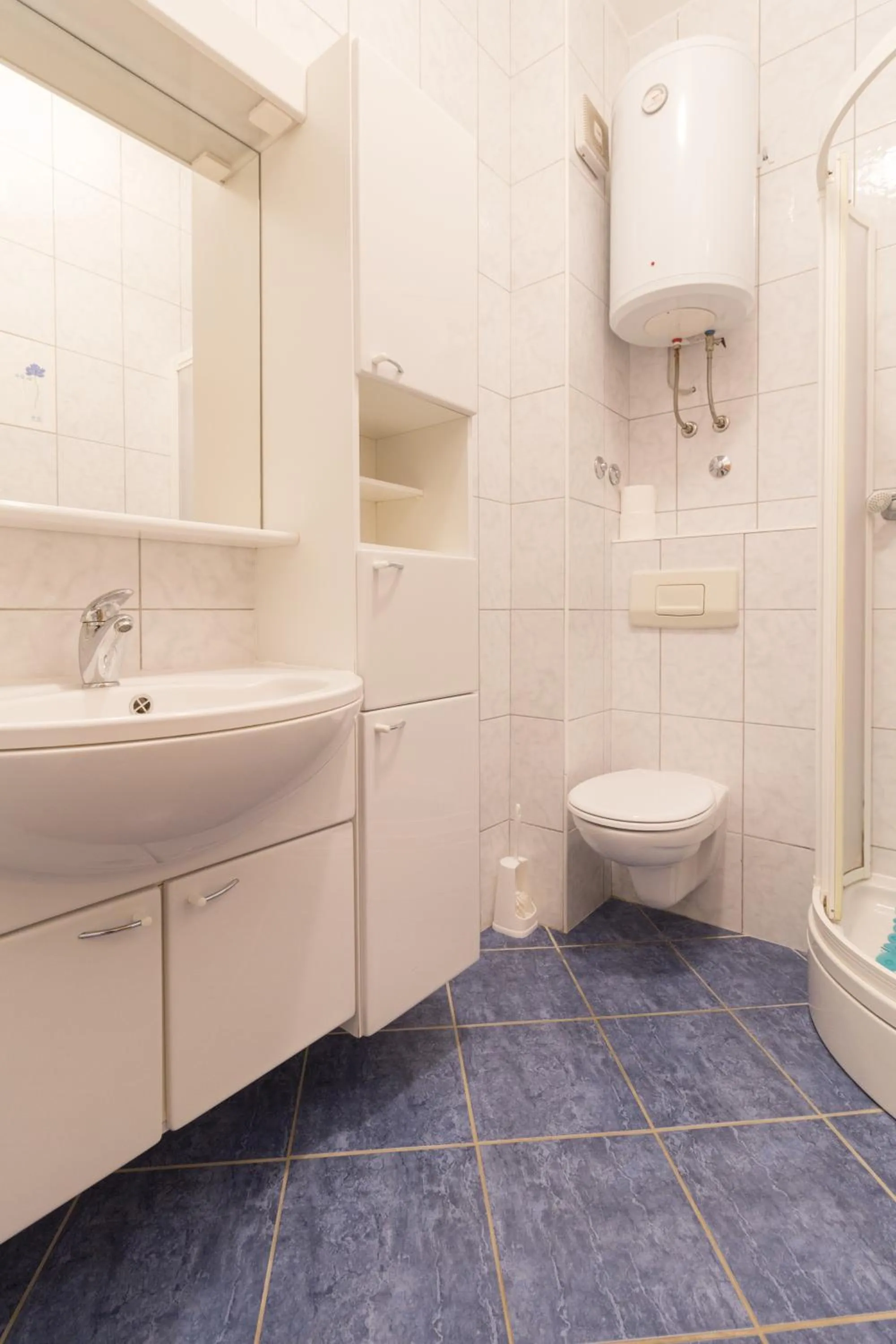 Bathroom in Apartments Sunset near the sandy beach - by TA Leut Agency