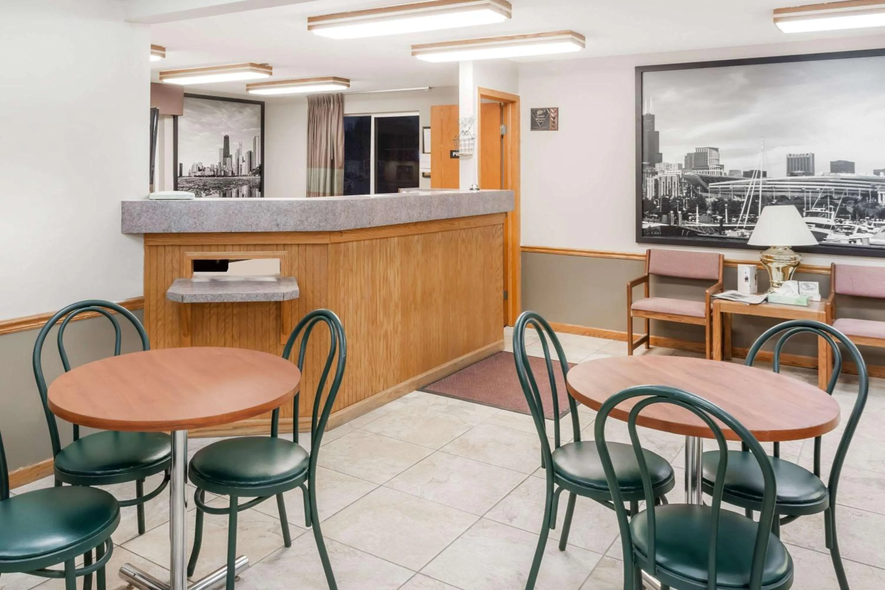 Lobby or reception in Super 8 by Wyndham Watseka