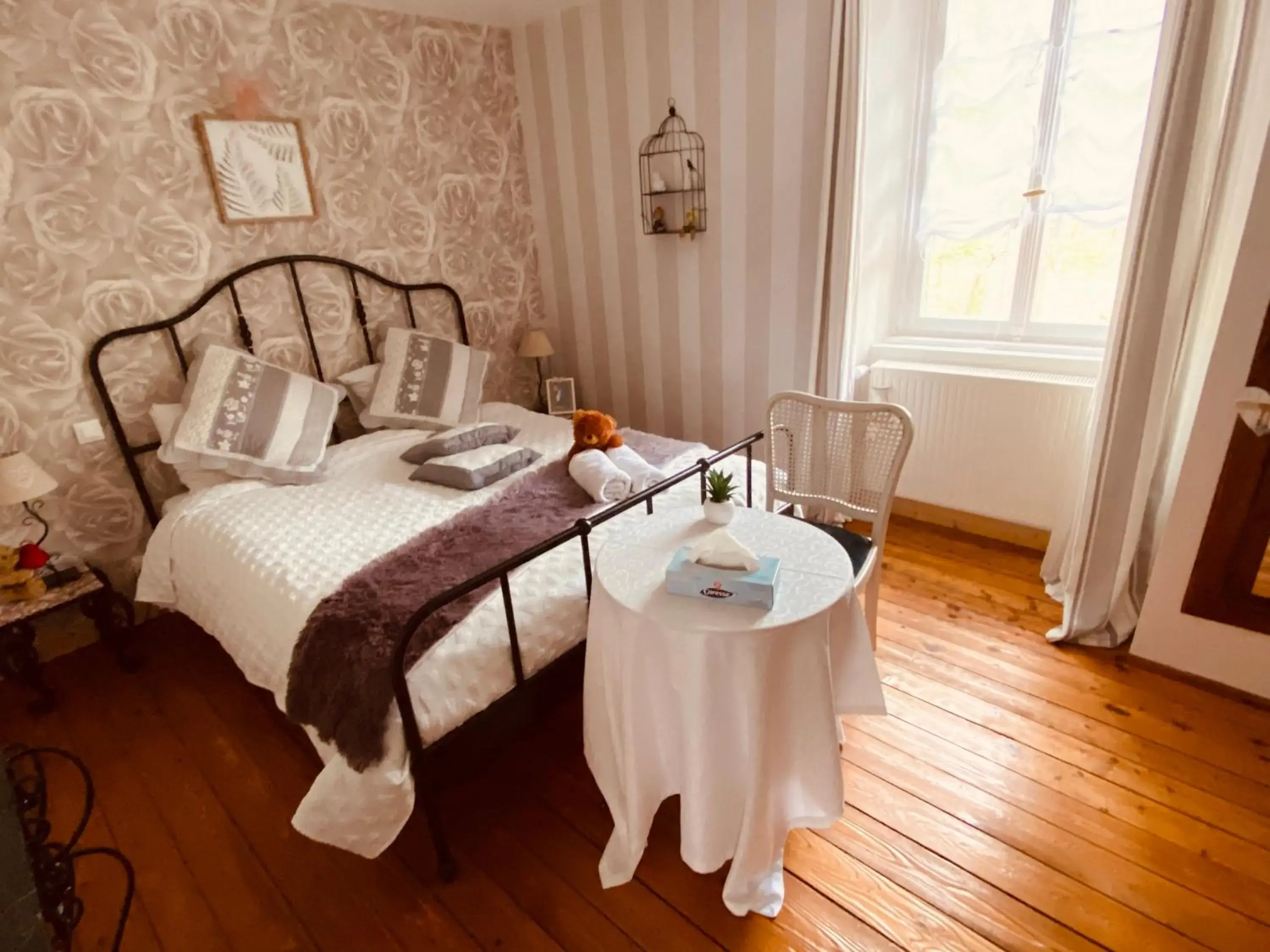 Double Room with Shared Bathroom in Les Iris Chambres d’hôte Double Room with Shared Bathroom in Les Iris Chambres d’hôte