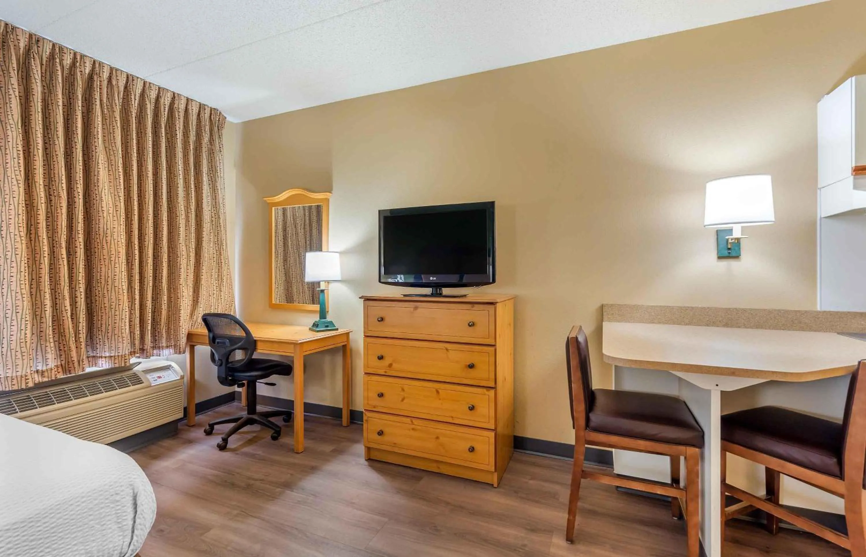 Bedroom in Extended Stay America Select Suites - Chicago - Lombard - Oakbrook