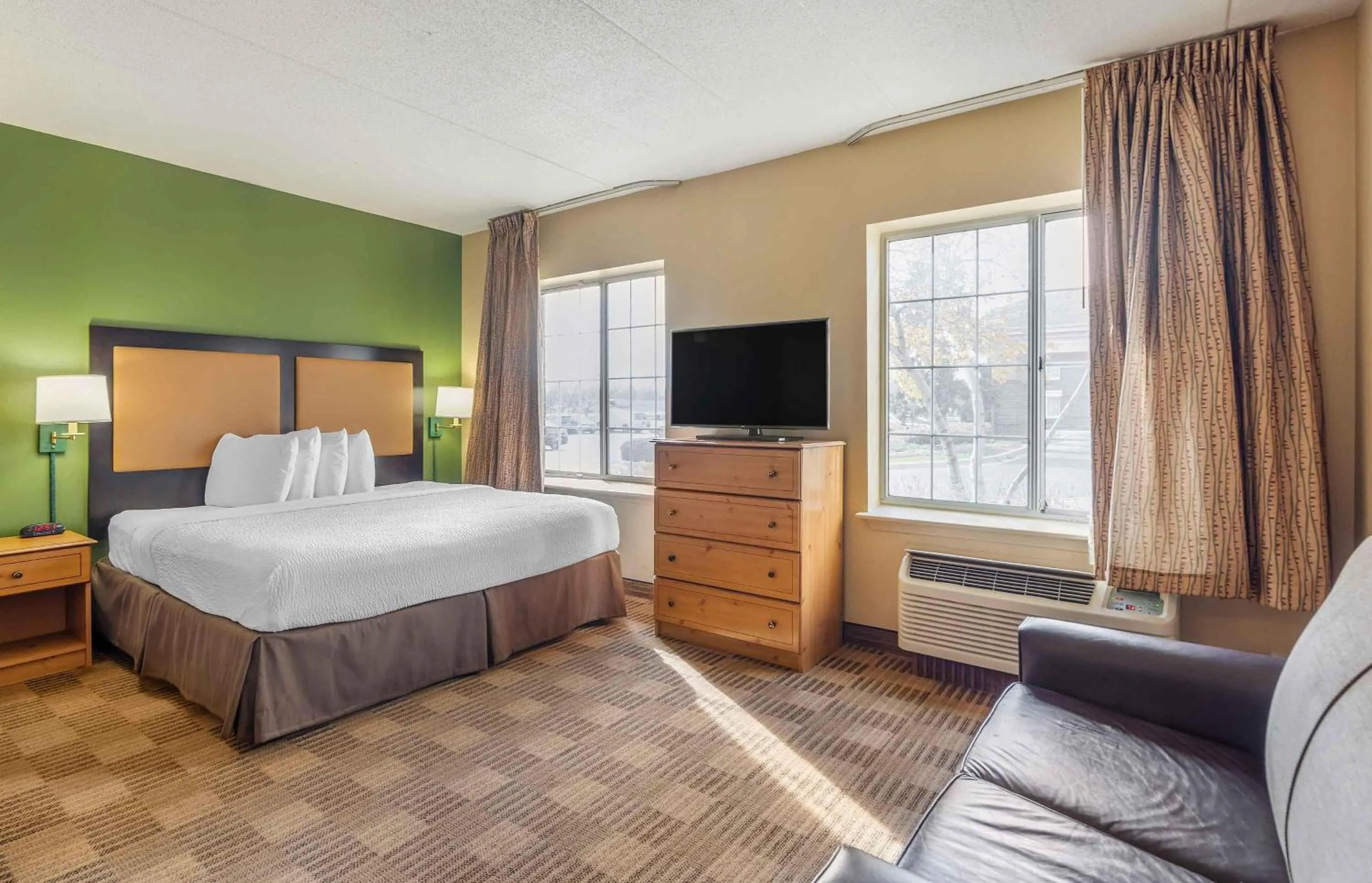 Bedroom, Bed in Extended Stay America Select Suites - Chicago - Lombard - Oakbrook