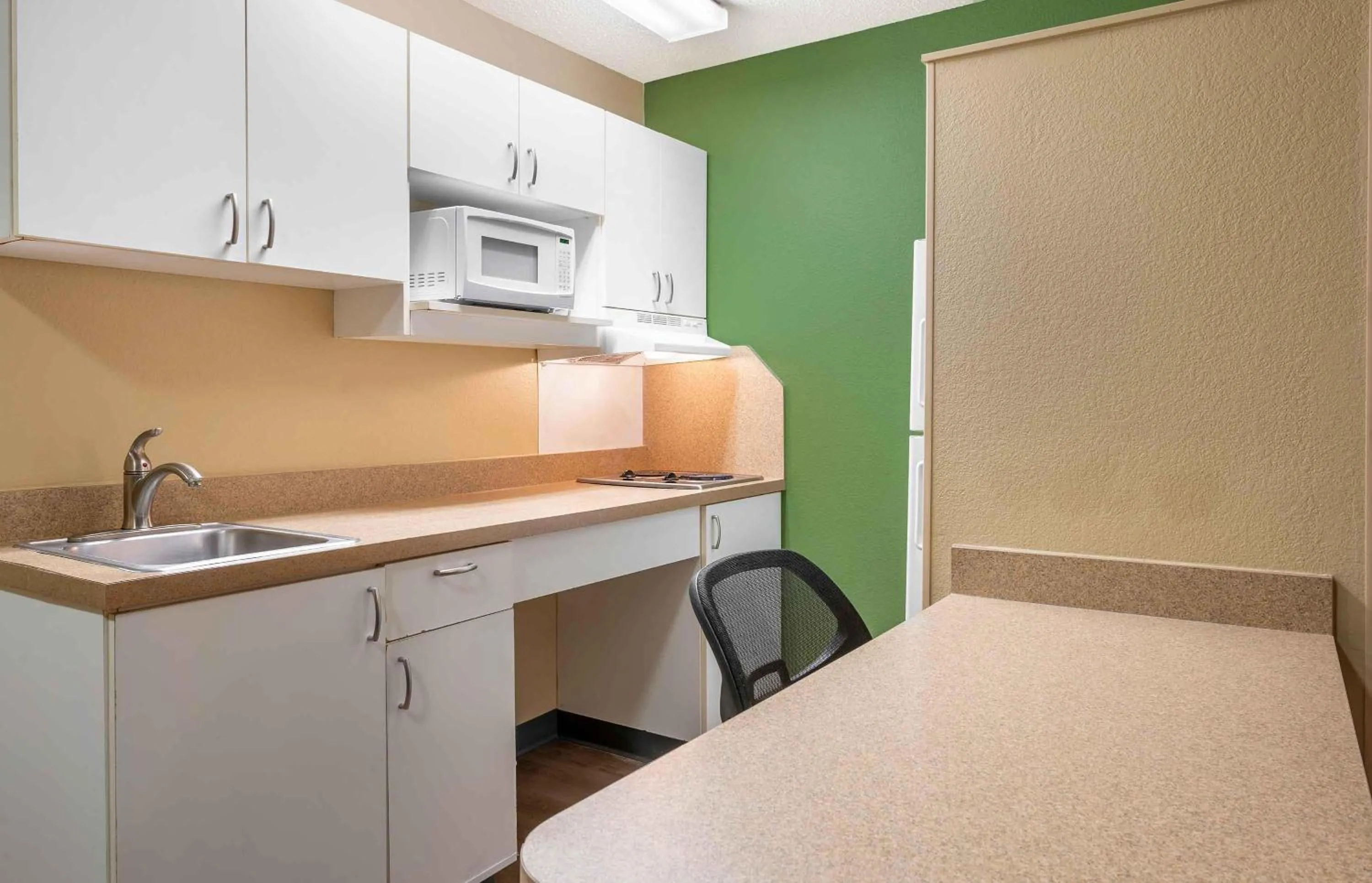 Kitchen or kitchenette in Extended Stay America Select Suites - Chicago - Lombard - Oakbrook