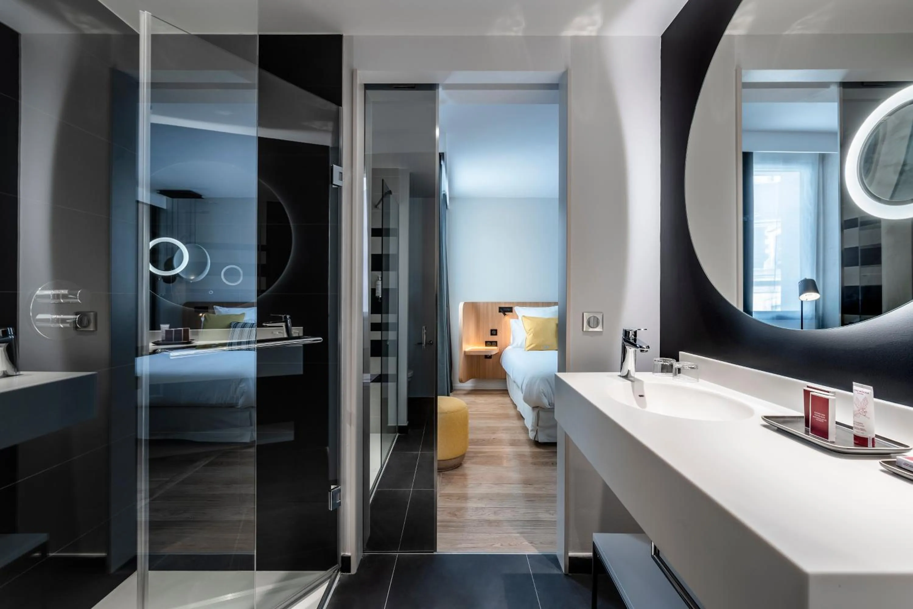 Bathroom, Bed in Hôtel Villa KOEGUI Bayonne