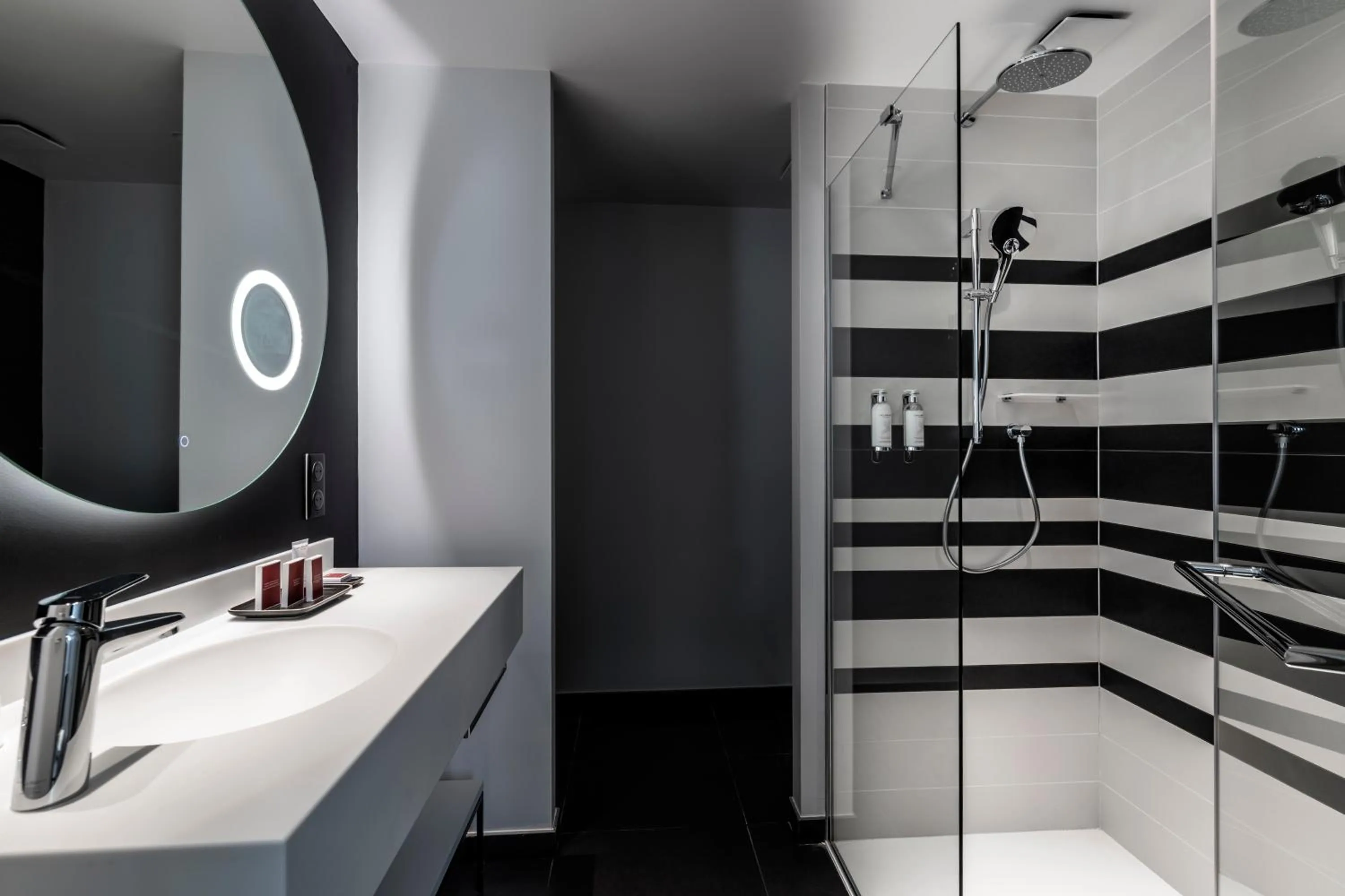 Bathroom in Hôtel Villa KOEGUI Bayonne