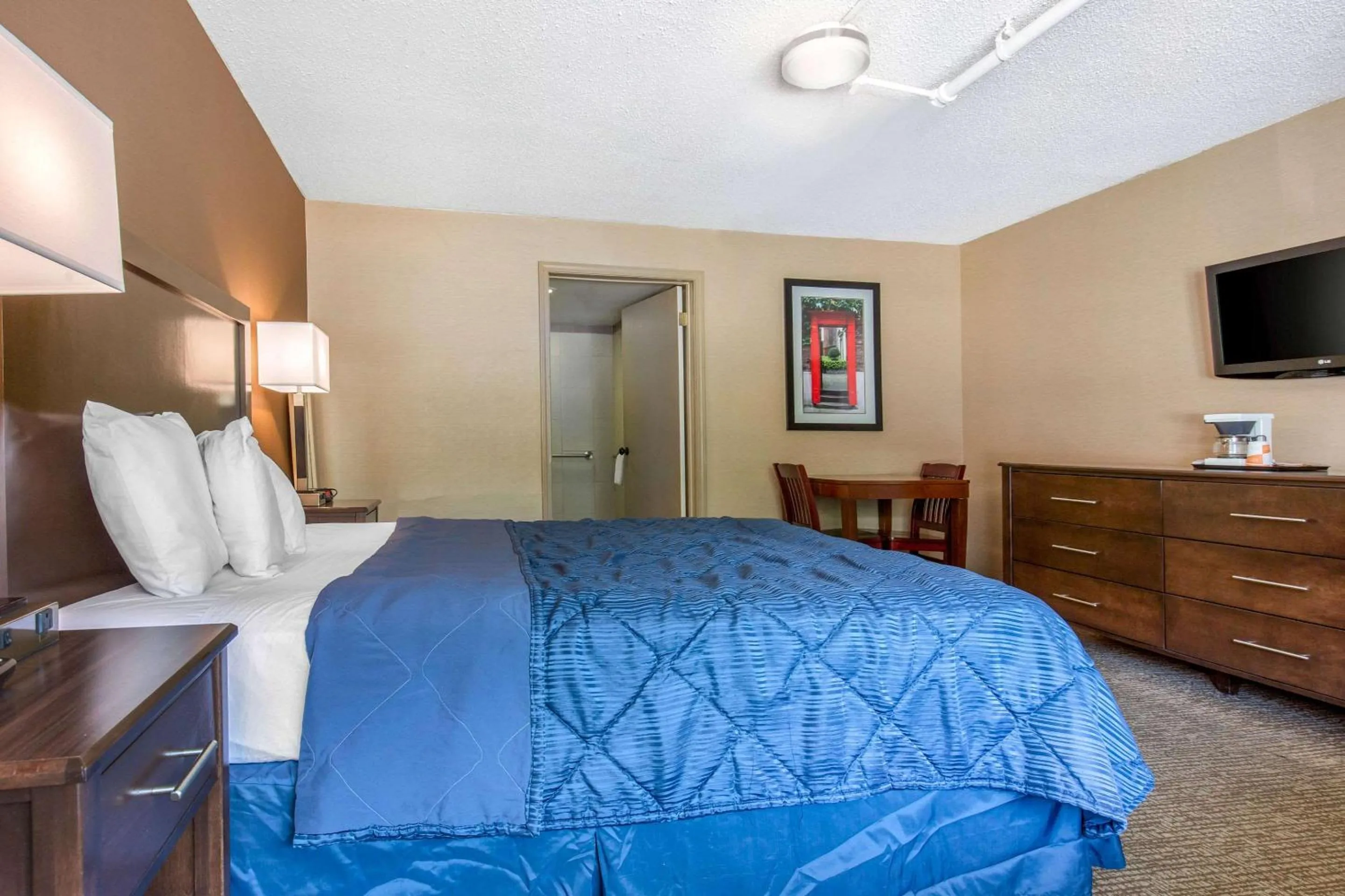 Photo of the whole room, Bed in Rodeway Inn