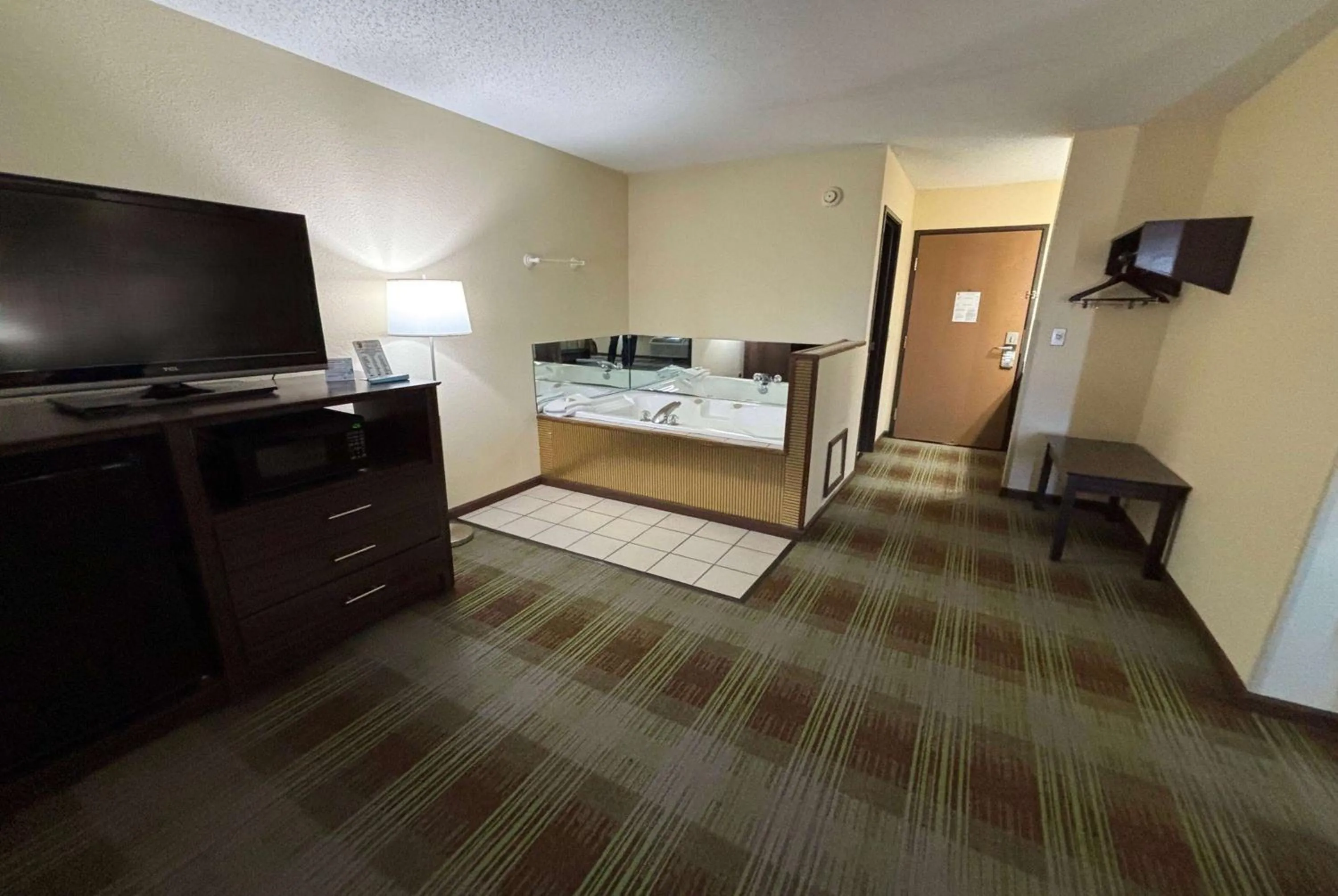 Photo of the whole room, Bed in Super 8 by Wyndham Lincoln