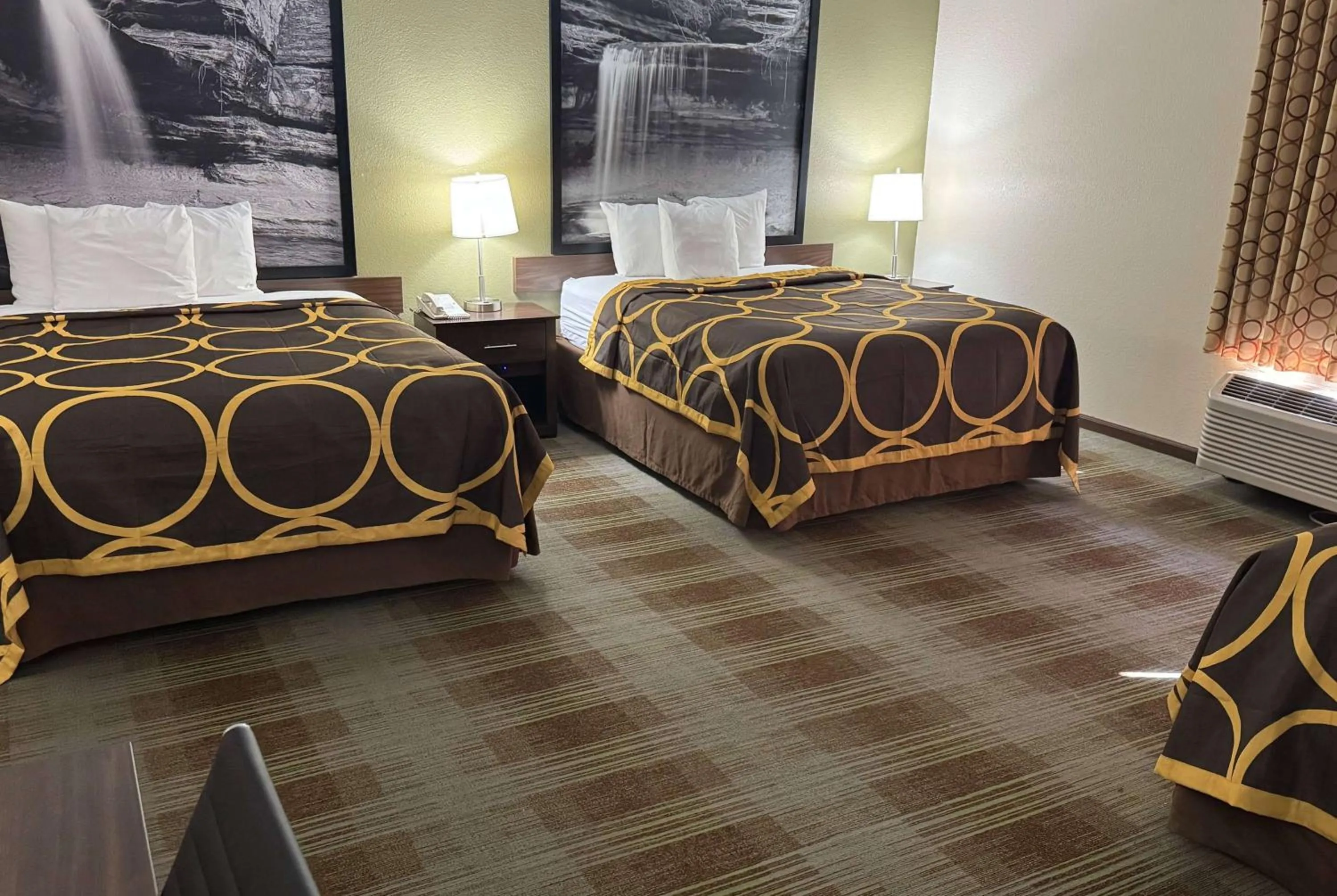 Photo of the whole room, Bed in Super 8 by Wyndham Lincoln